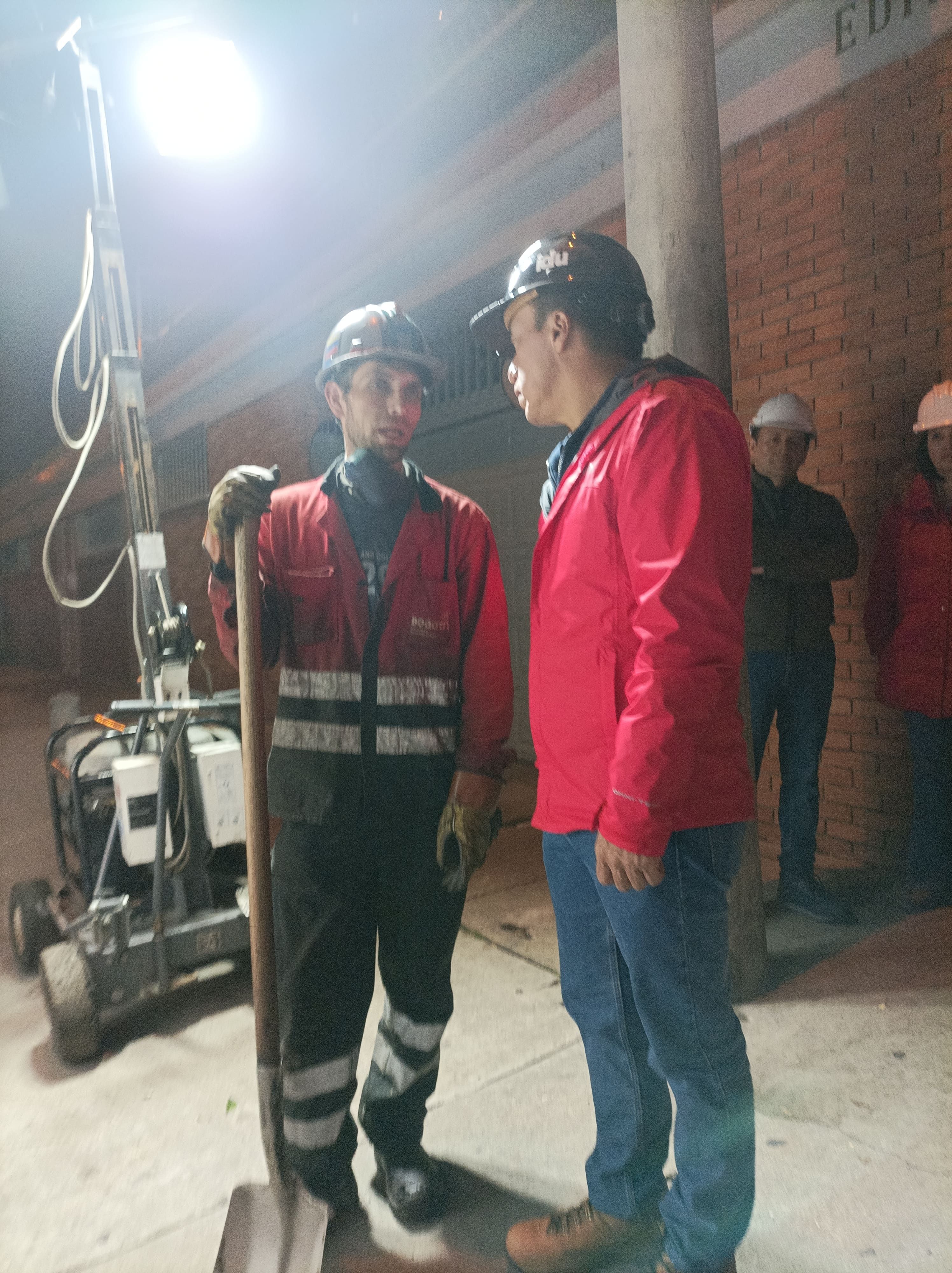 El director del IDU, Orlando Molano, dialoga con uno de los trabajadores de obra