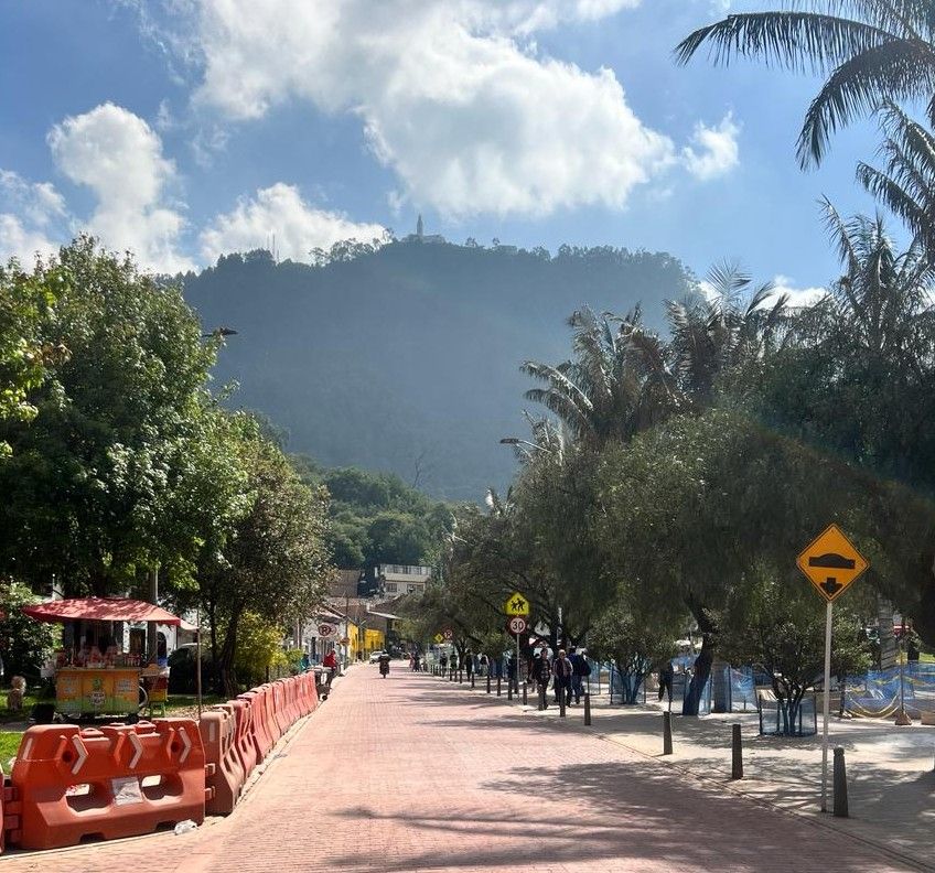 Se ve una calle del Eje Ambiental, al fondo Monserrate