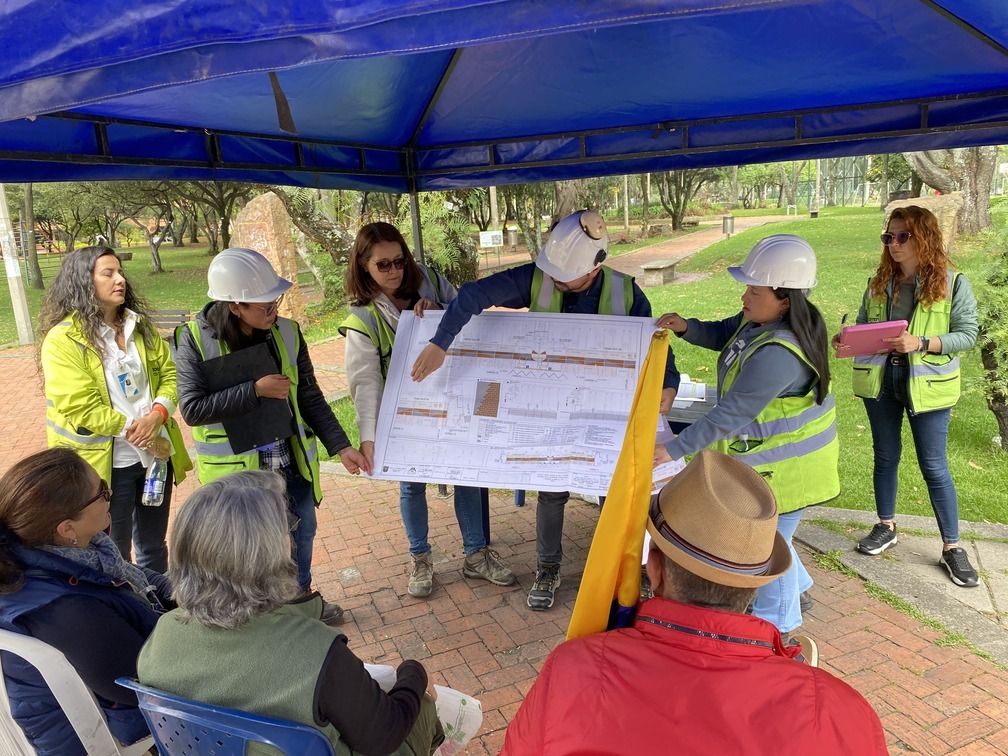 Representantes del contratista encargado de la obra explica los planos de la interventoría a los asistentes
