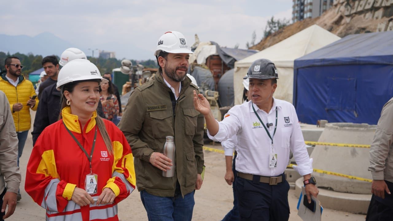 El alcalde Carlos Fernando Galán camina junto al director del IDU, Orlano Molano