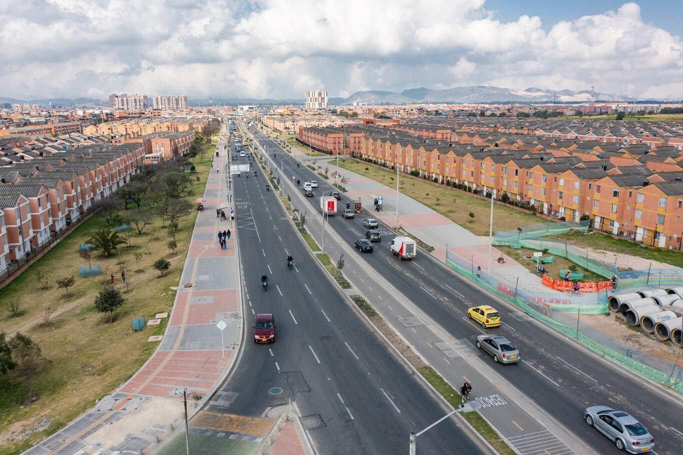 Fotografía aérea de la avenida Guayacanes en la que se ve la vía y andenes nuevos, al lado una zona verde y finalmente conjuntos de apartamentos