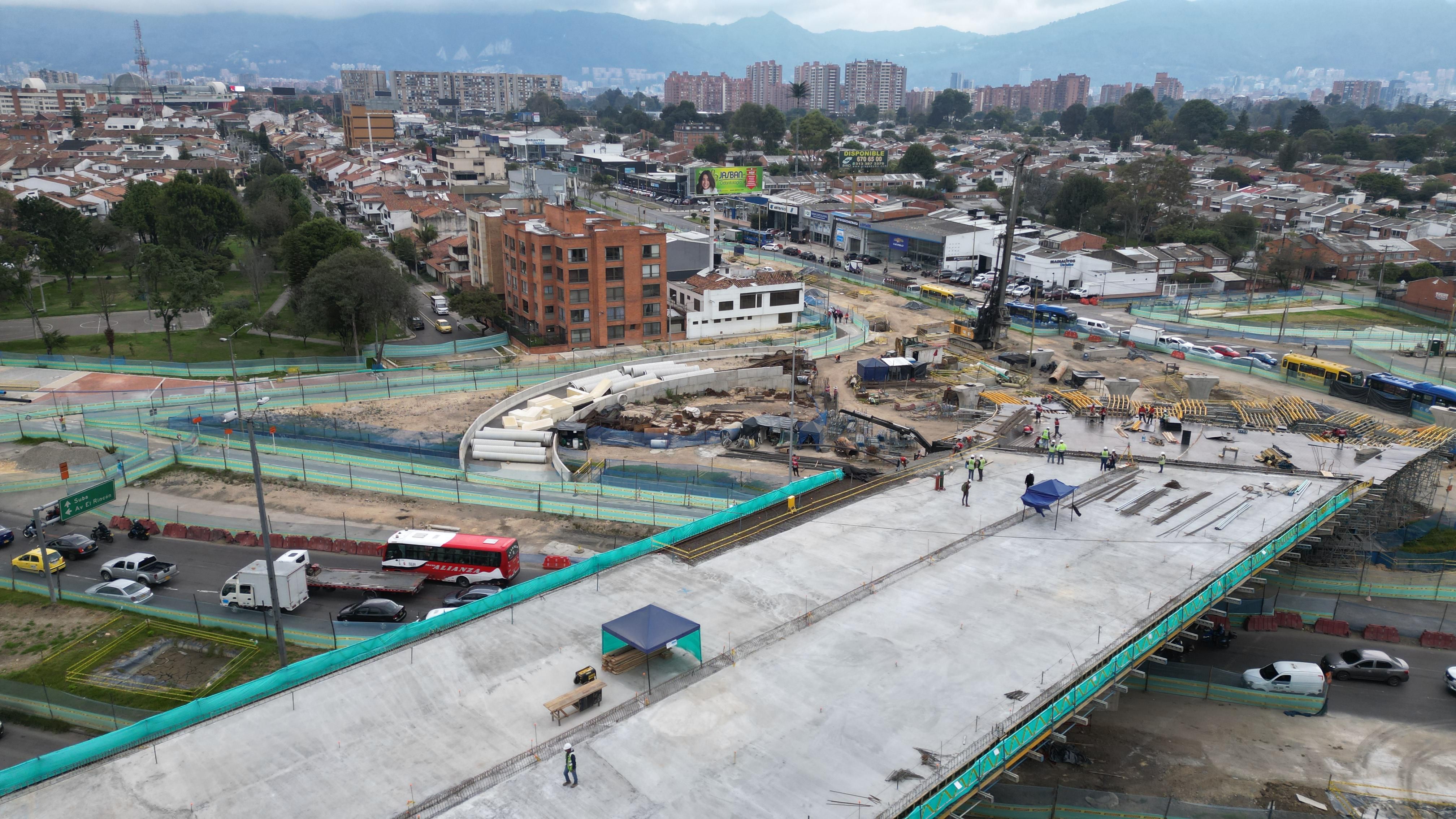 Fotografía panorámica de la construcción de un puente