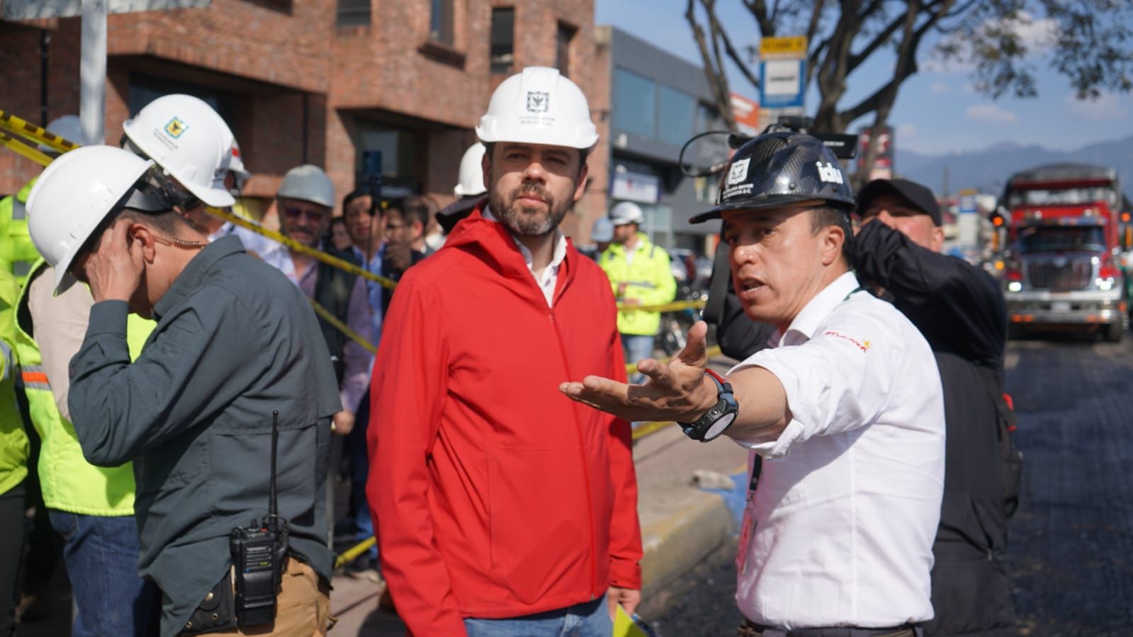 El director del IDU, Orlando Molano, le muestra al alcalde, Carlos Fernando Galán, el proceso que se adelanta para reparar la malla vial