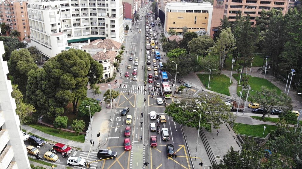 Fotografía panorámica de la carrera 7 Séptima. Se ve tránsito vehícular
