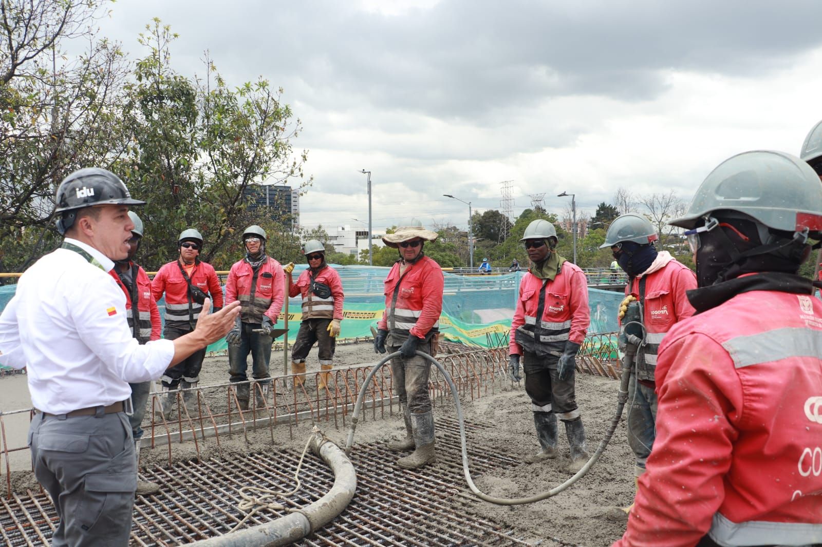 Orlando Molano, director del IDU, conversa con un grupo de trabajadores de obra