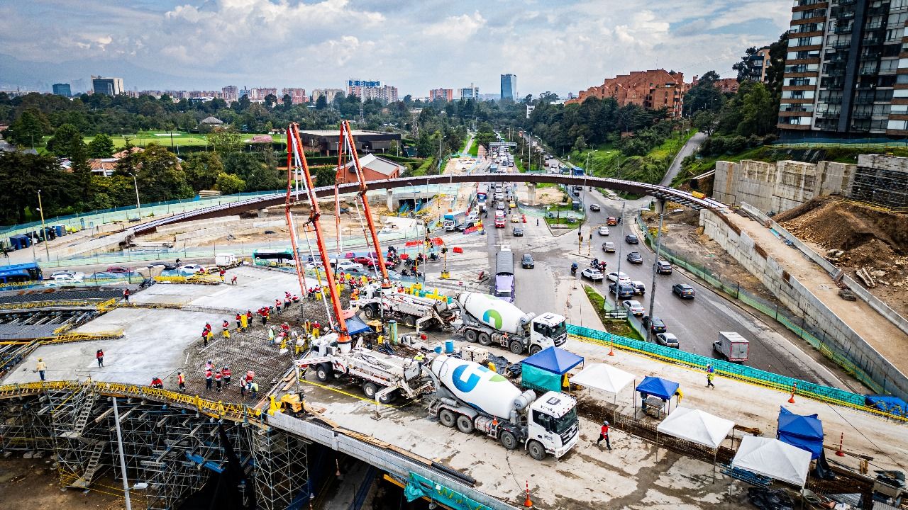 Foto panorámica de los puentes que se construyen en la 127 con av. Boyacá. Orlando Molano, director del IDU, acompañó una nueva fundida de concreto