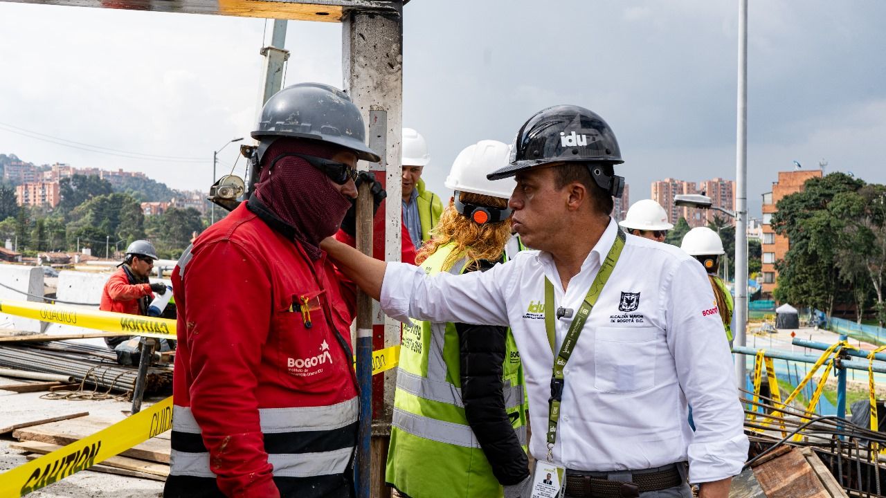 Orlando Molano, director del IDU, conversa con un trabajador de la obra 