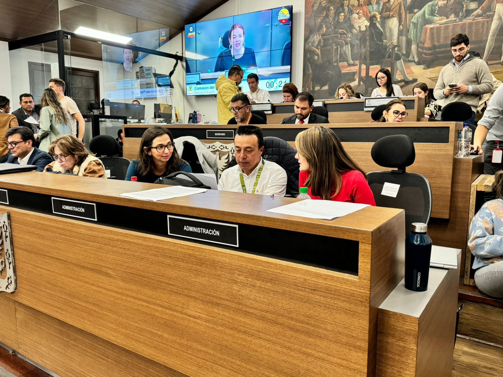Orlando Molano, director del Instituto de Desarrollo Urbano, en compañía de María Fernanda Ortíz Carrascal, gerente de TransMilenio, durante el debate al Plan Distrital de Desarrollo