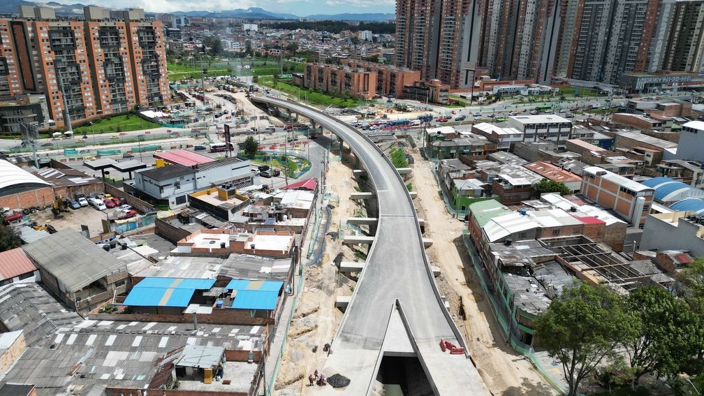 Fotografía aérea del puente de la avenida 68 con calle 3 durante la visita de seguimiento del director del IDU, Orlando Molano