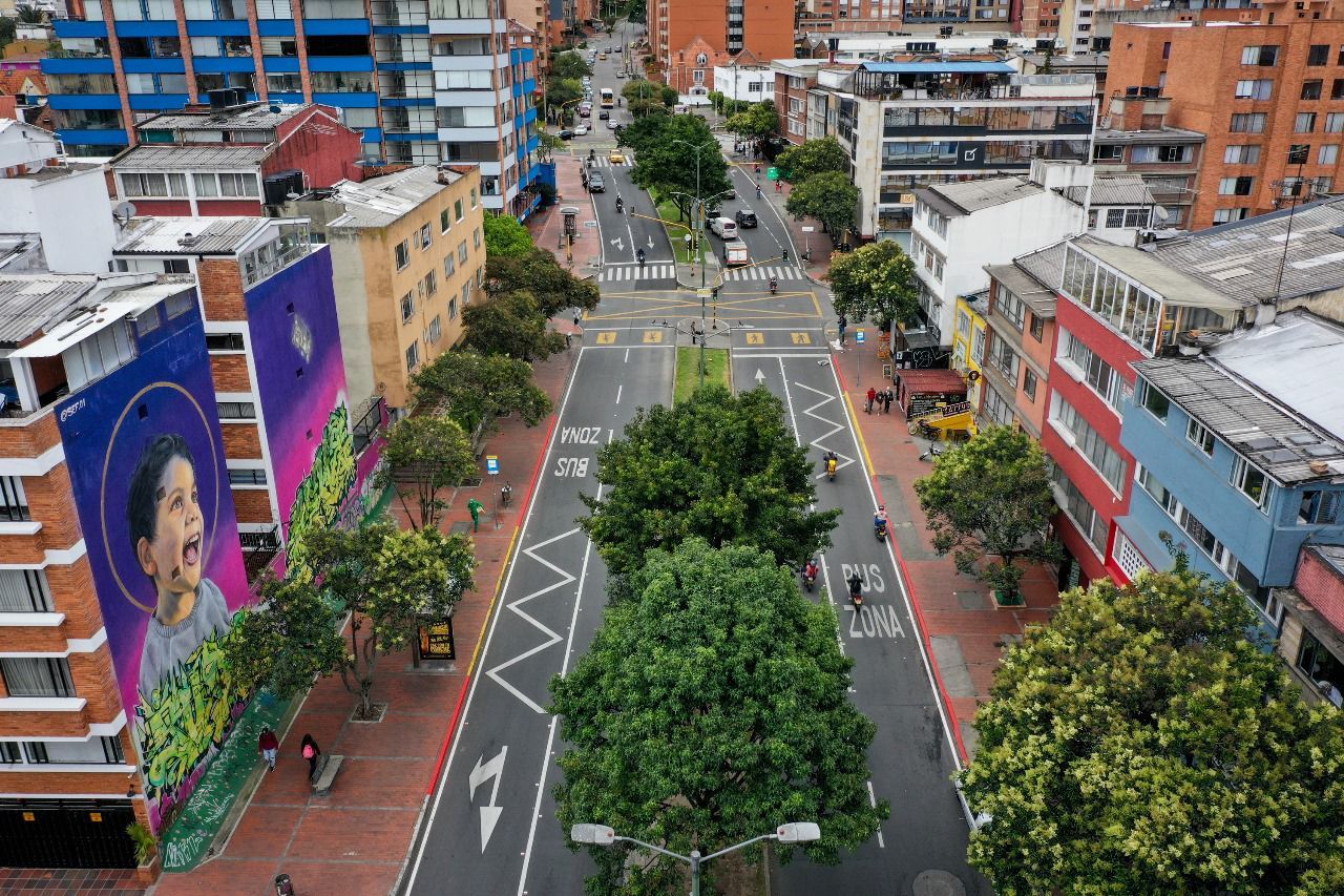 Fotografía panorámica calle 53. Árboles al centro y la nueva demarcación de las vías de ociente a occidente y occidente oriente