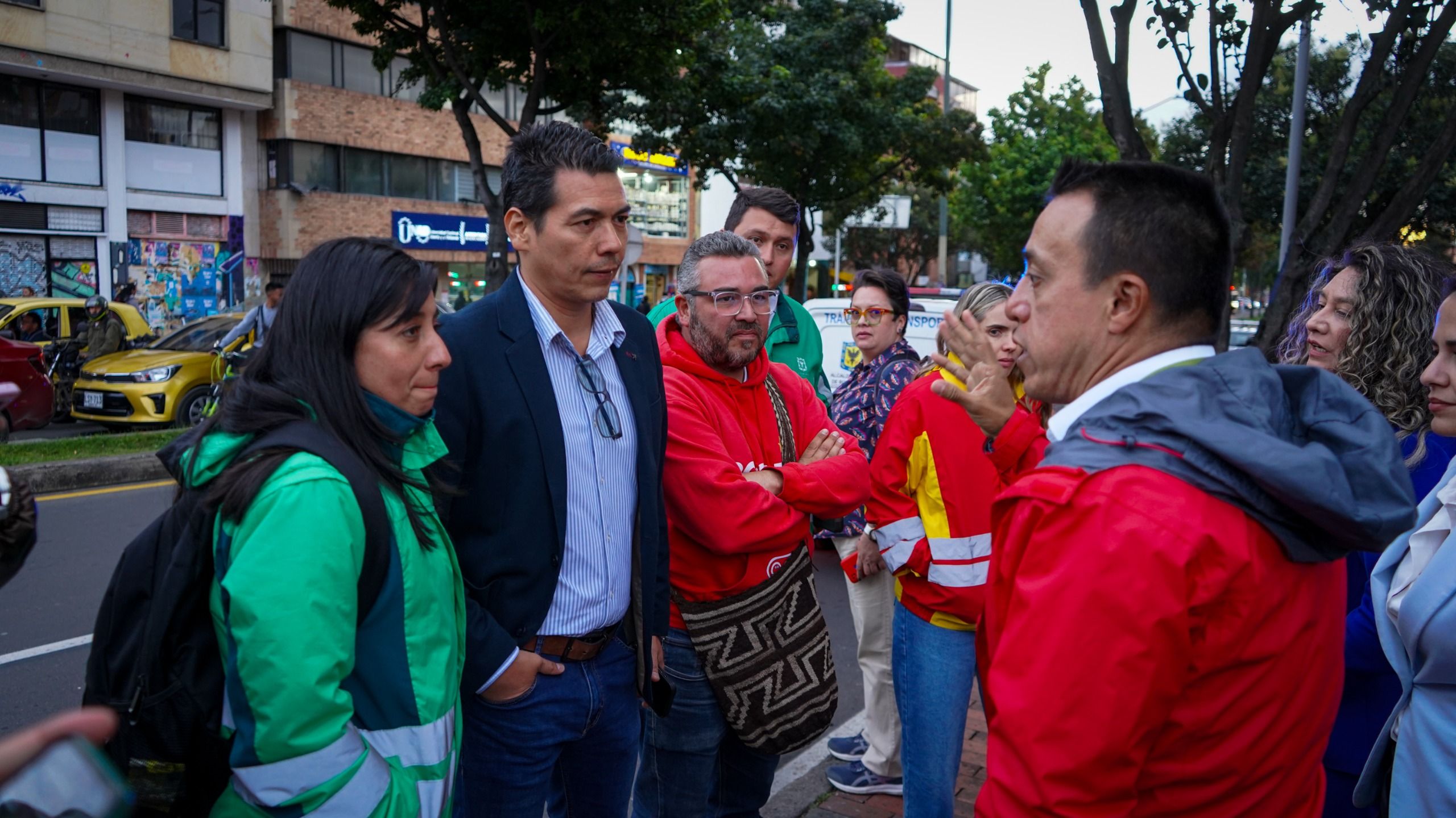 Orlando Molano, dirtector del IDU, conversa con la comunidad que transita en la calle 53