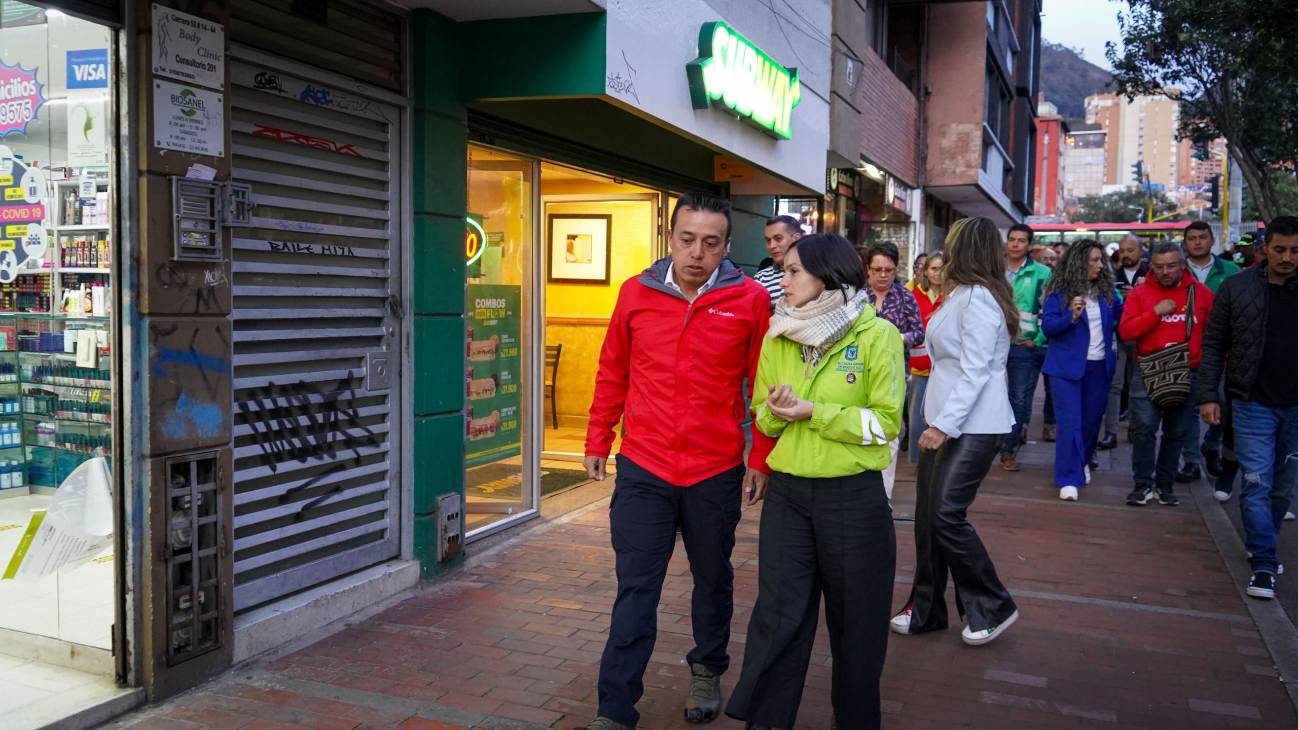 Orlando Molano, director del IDU, y Claudia Díaz, secretaria de Movilidad,  conversan mientras caminan sobre la calle 53