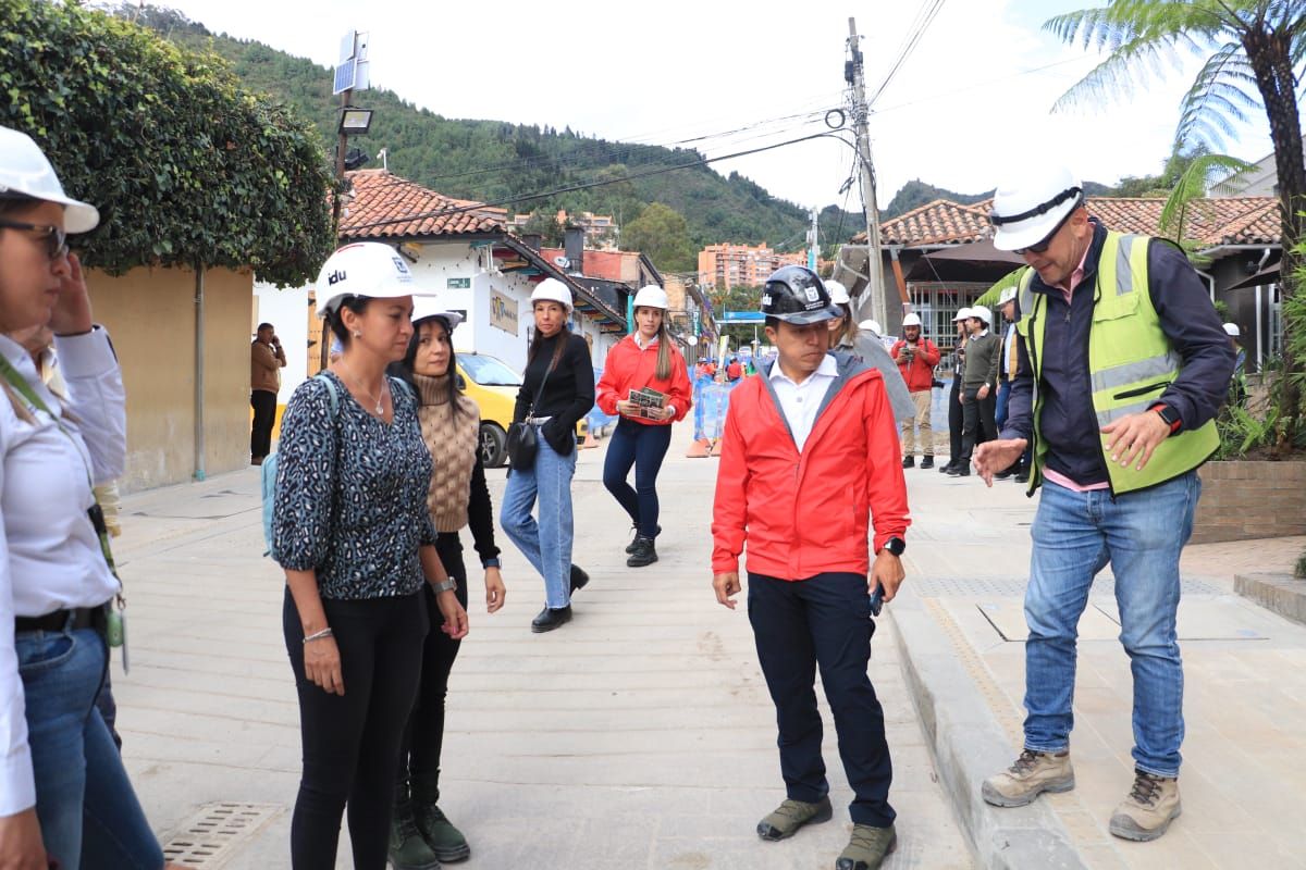 Orlando Molano, director del IDU, atento a las explicaciones de avances en el Centro Fundacional de Usaquén