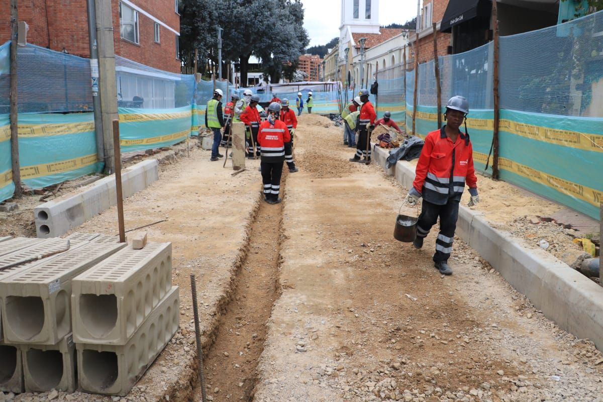 Un equipo de trabajadores trabaja en una vía en construcción en Usaquén