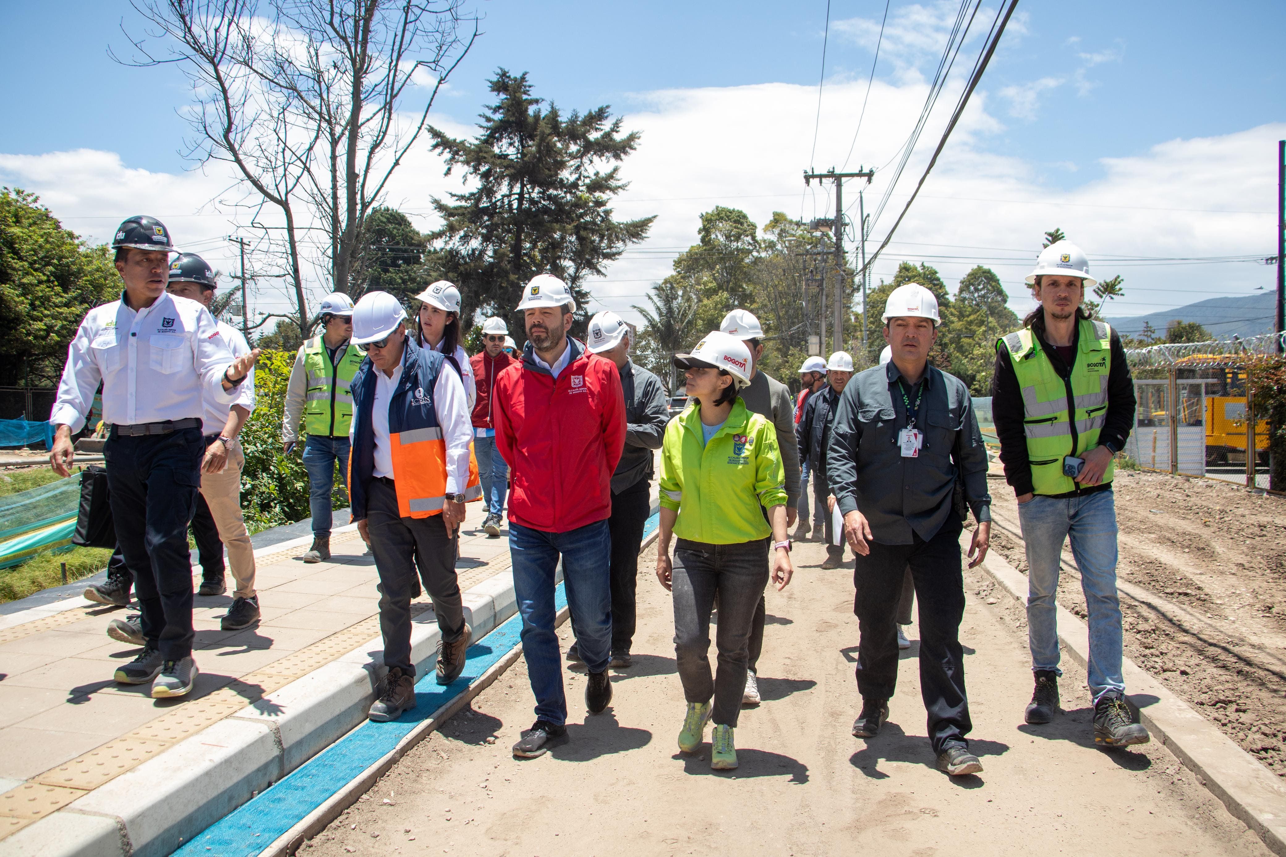 El alcalde, la secretaria de movilidad y el director del IDU, junto a otros funcionarios caminan en la obra de renovación de los alrededores del Canal Córdoba