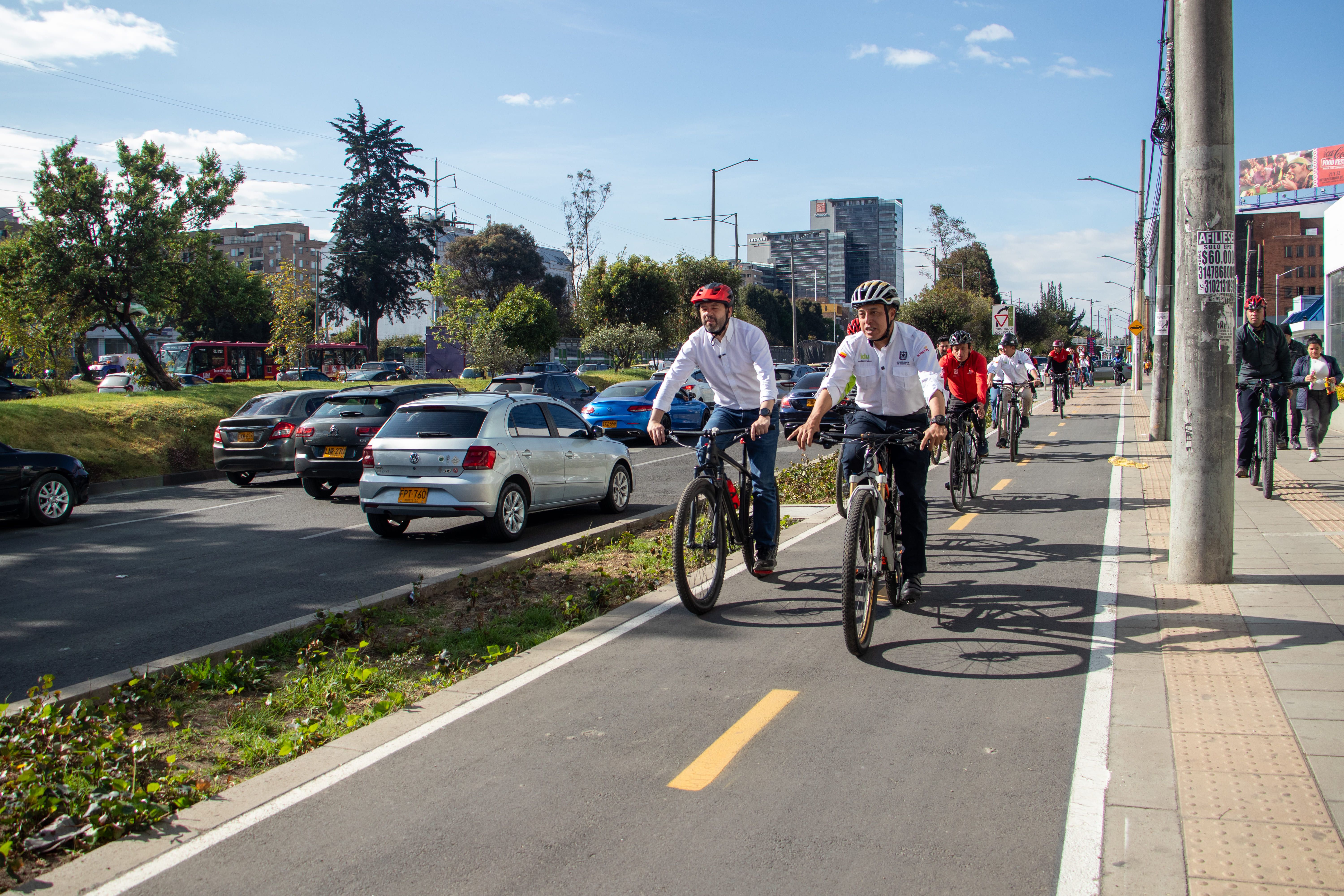 El director del IDU, Orlando Molano, junto al alcalde Carlos Fernando Galán recorren en bicicleta las renovadas ciclorrutas de la autopista Norte