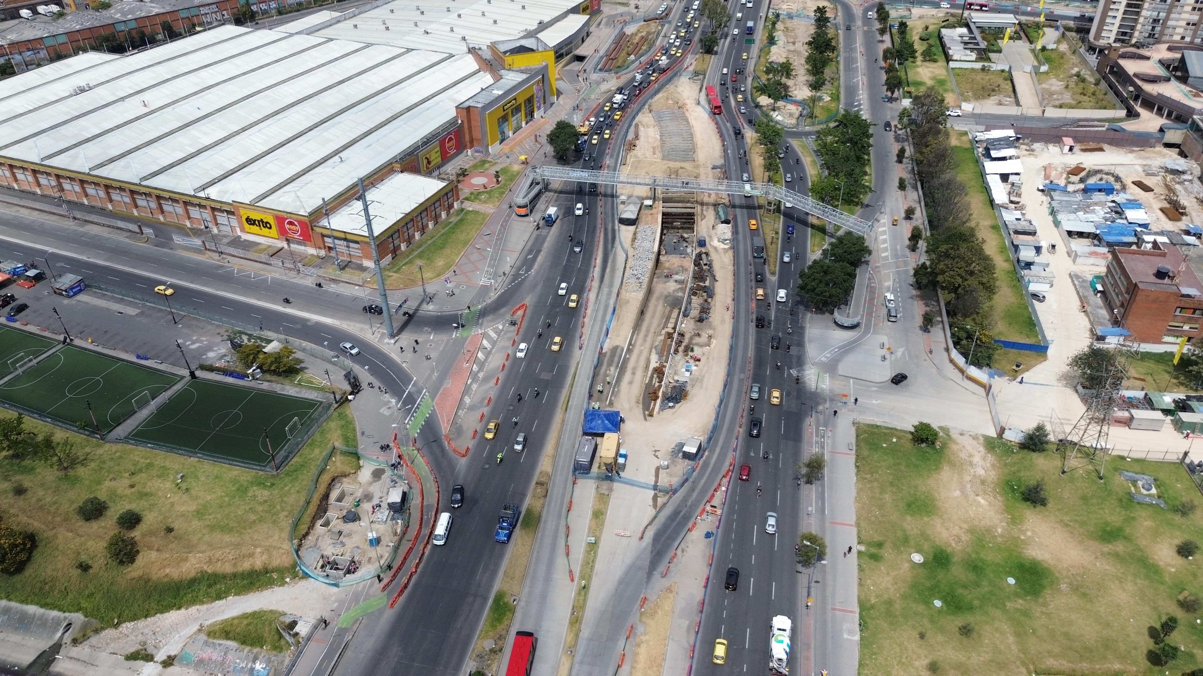 Fotografía panorámica de la avenida las Américas en la que se ve el avance en el deprimido