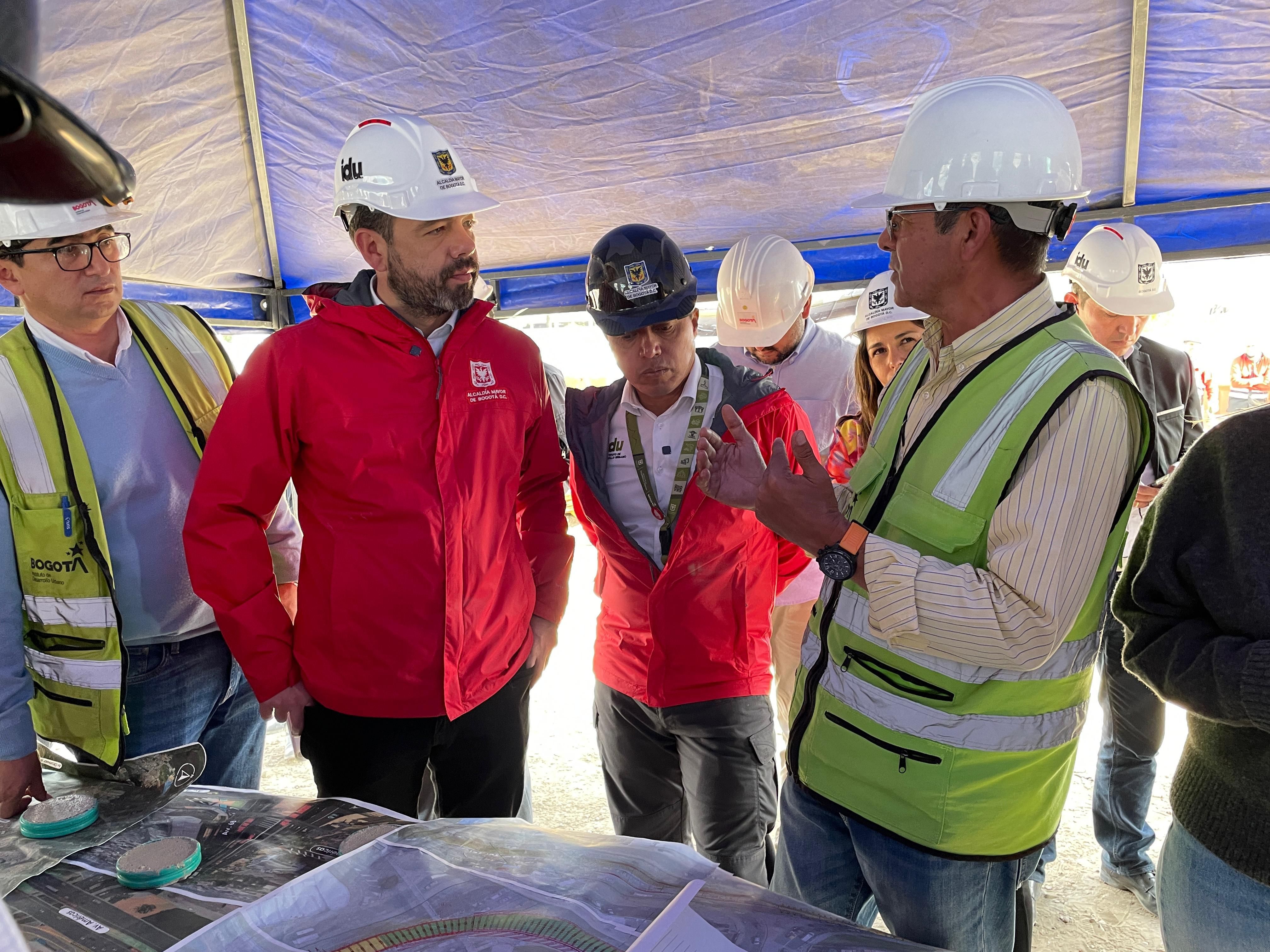 El director de obra le explica al alcalde los detalles de esta obra. El director del IDU, Orlando Molano, los acompaña