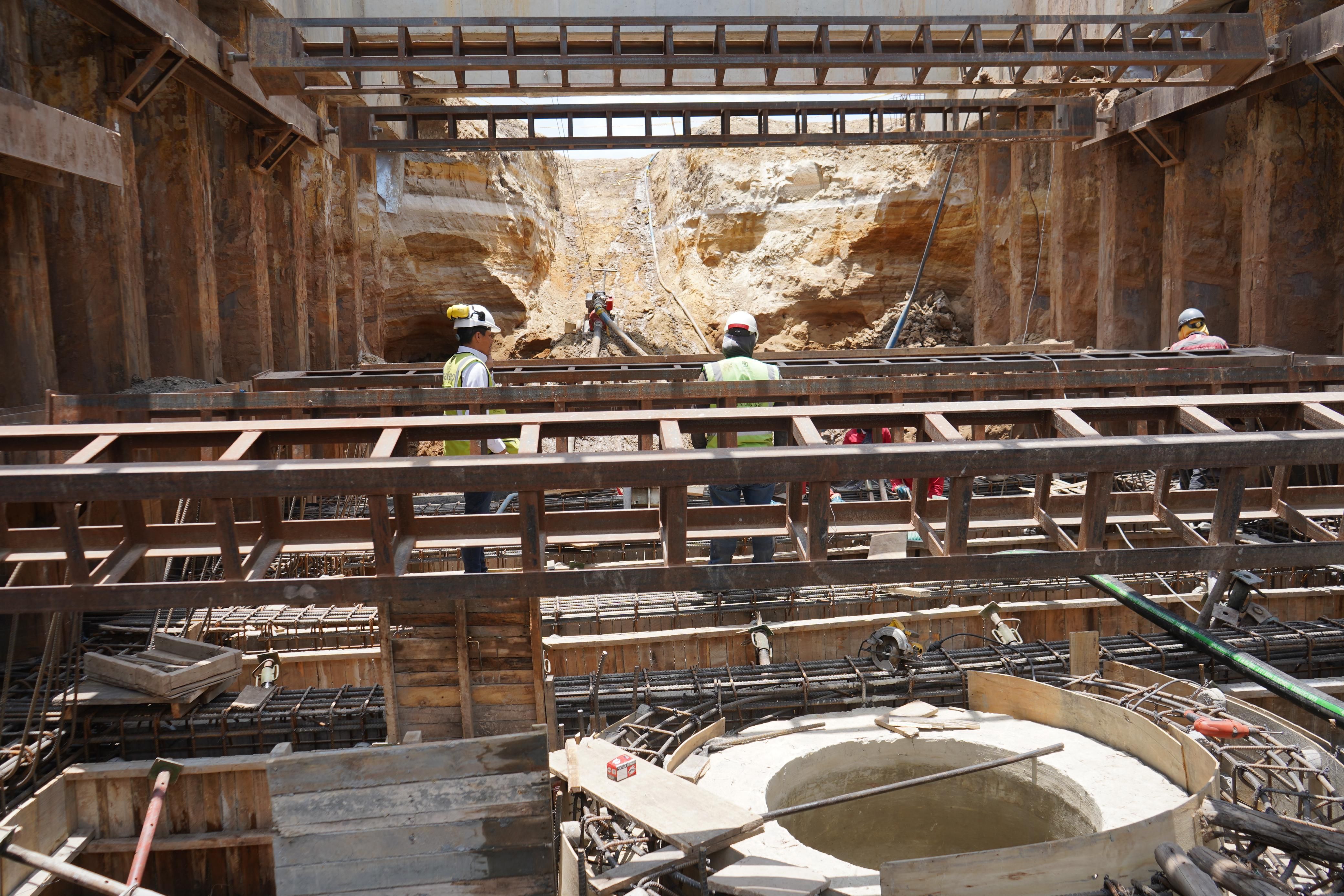 Topógrafos inspeccionan el tunel que se está construyendo y las siguientes acciones a realizar