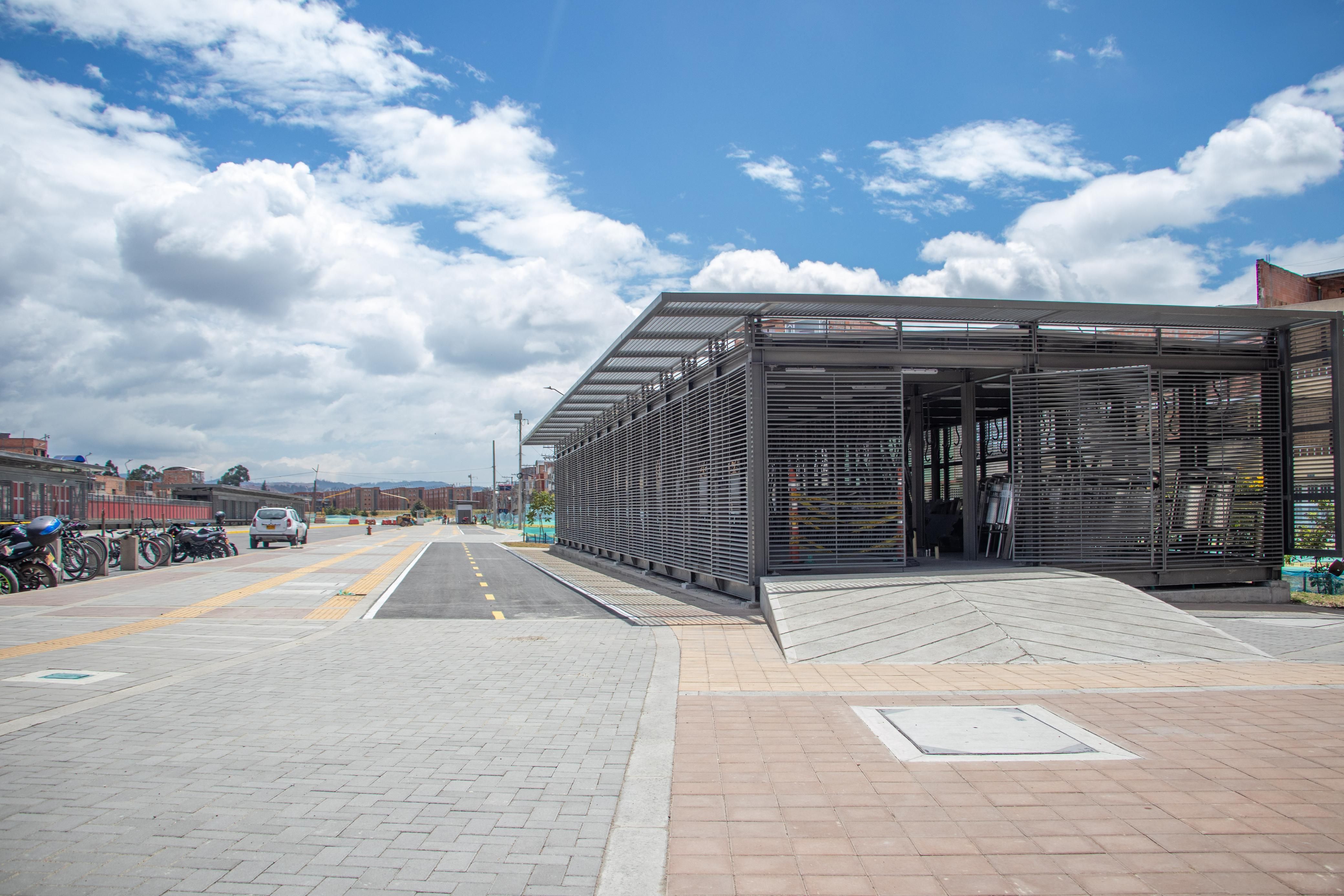 Fotografía exterior del nuevco cicloparqueadero. Al costado contrario está la nueva estación que hará parte del grupo 1 de la av. Ciudad de Cali