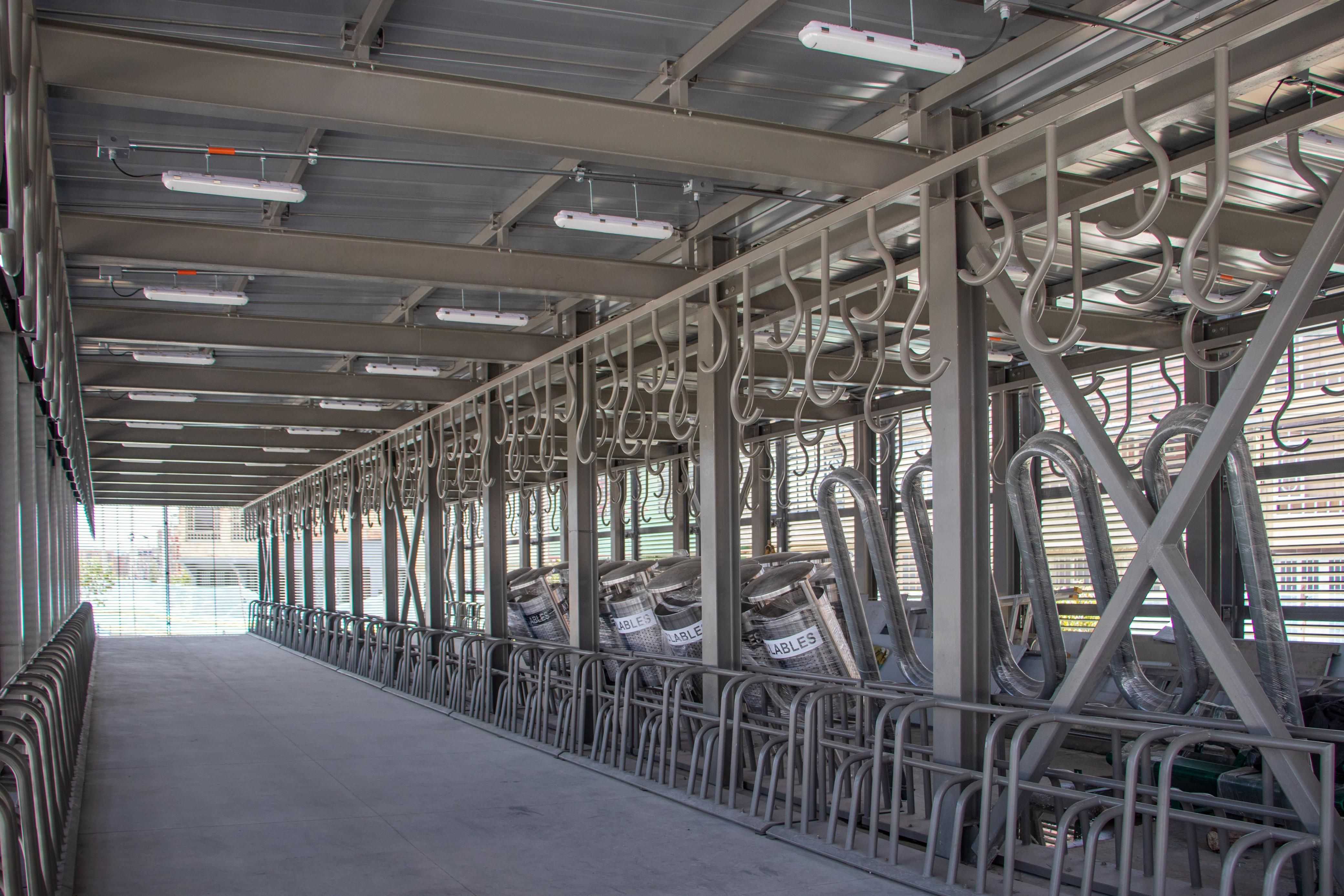 Interior del nuevo cicloparquedareo del grupo 1 de la av. Ciudad de Cali