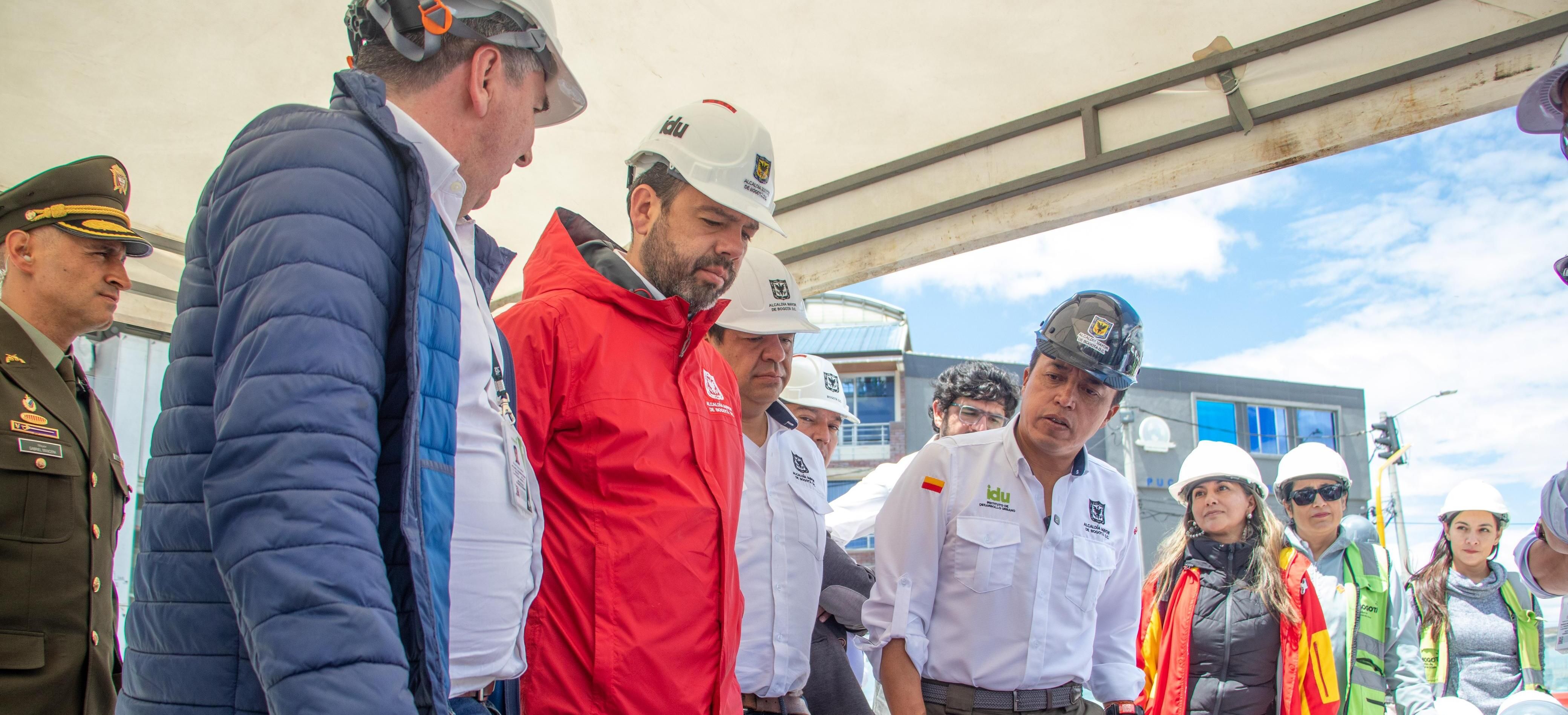 El alcalde, Carlos Fernando Galán, y el director del IDU, Orlando Molano, conversan con el director de la obra