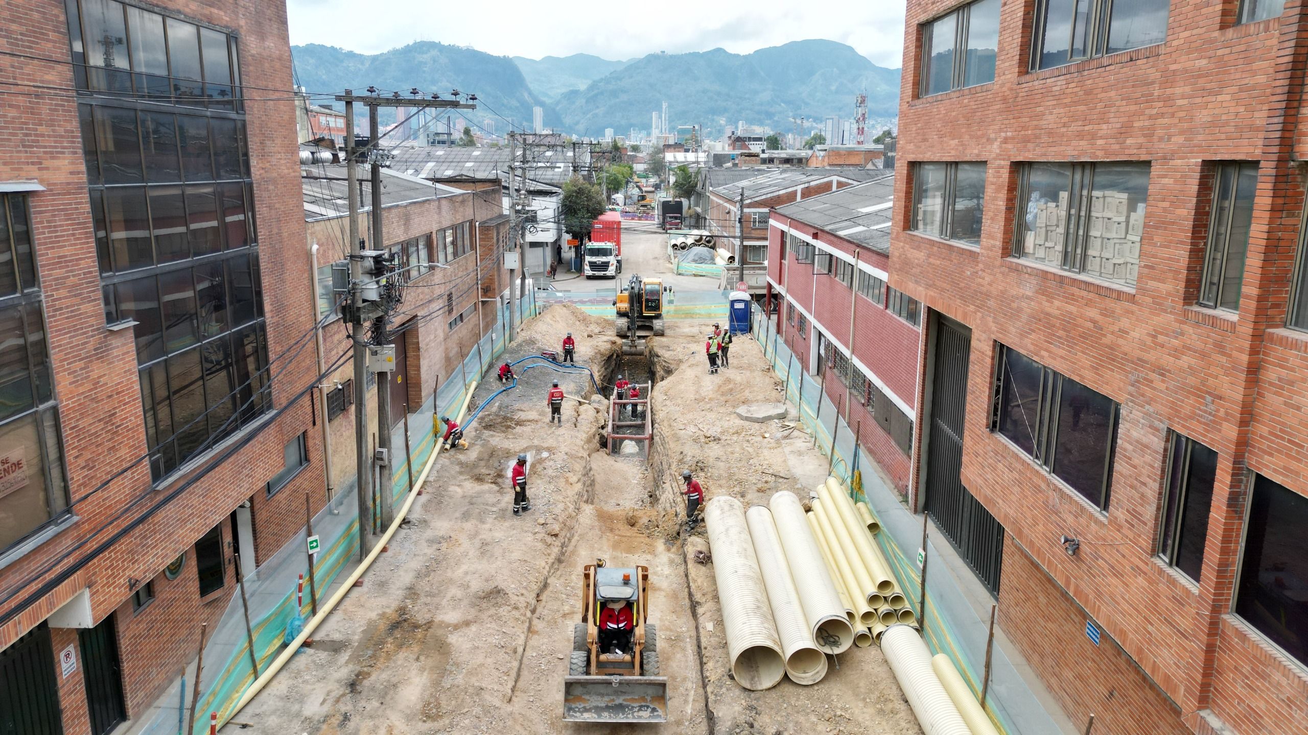 Trabajadores de obra avanzan en el instralación de tuberías en una calle del grupo 4 de Zonas Industriales