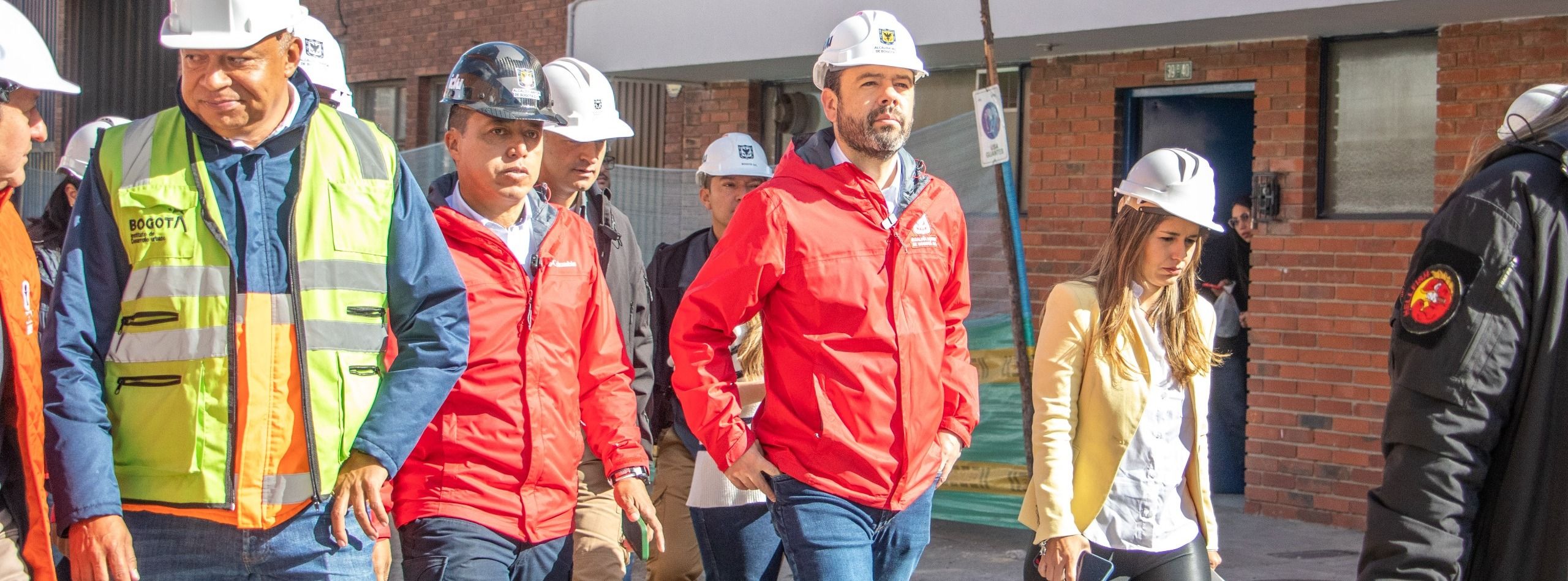 El alcalde, Carlos Fernando Galán, acompañado del director del IDU, Orlando Molano, recorre el grupo 4 de las Zonas Industriales y conversa con los trabajadores
