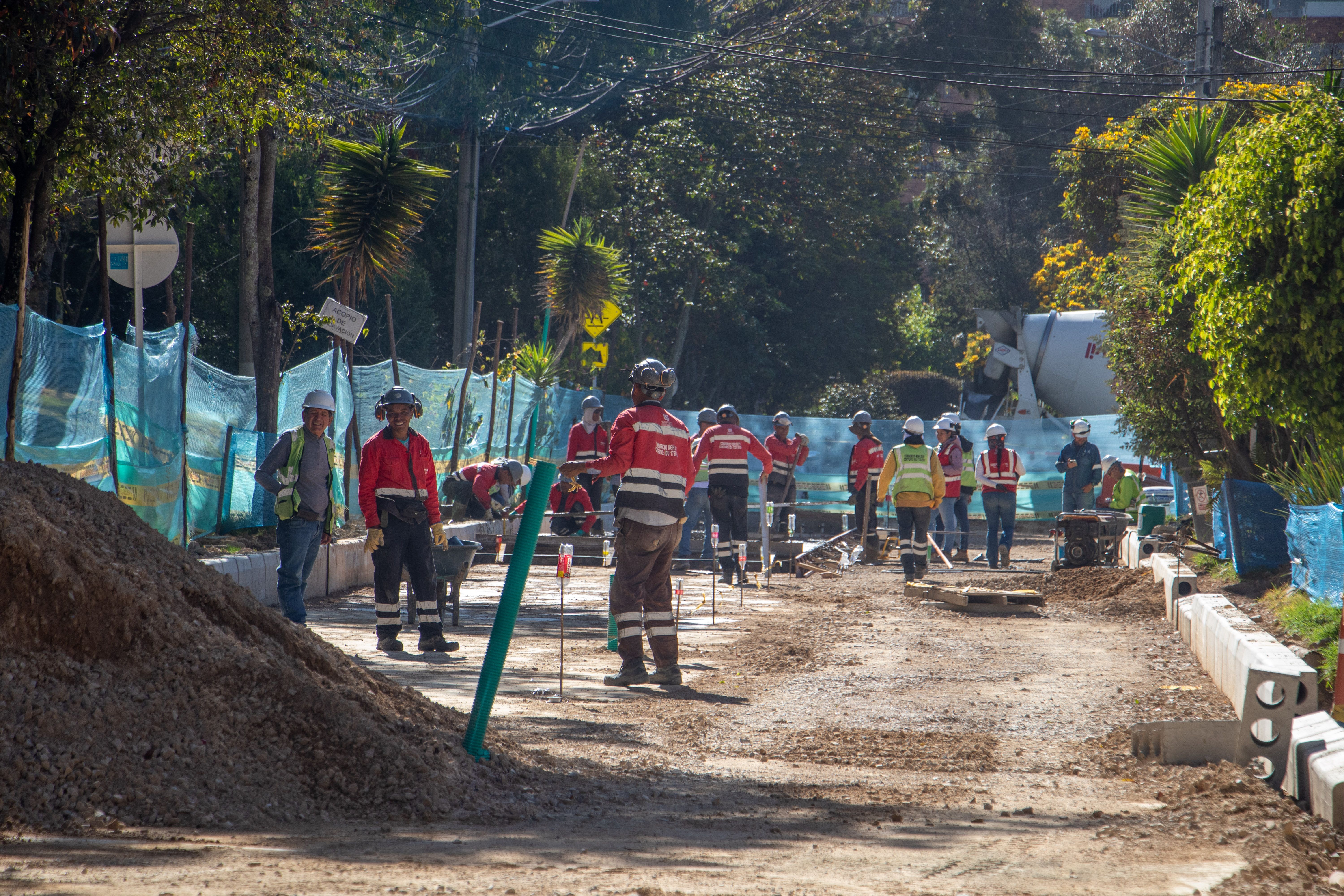 Un grupo de trabajadores realizan actividades de obra en una calle de Usaquén