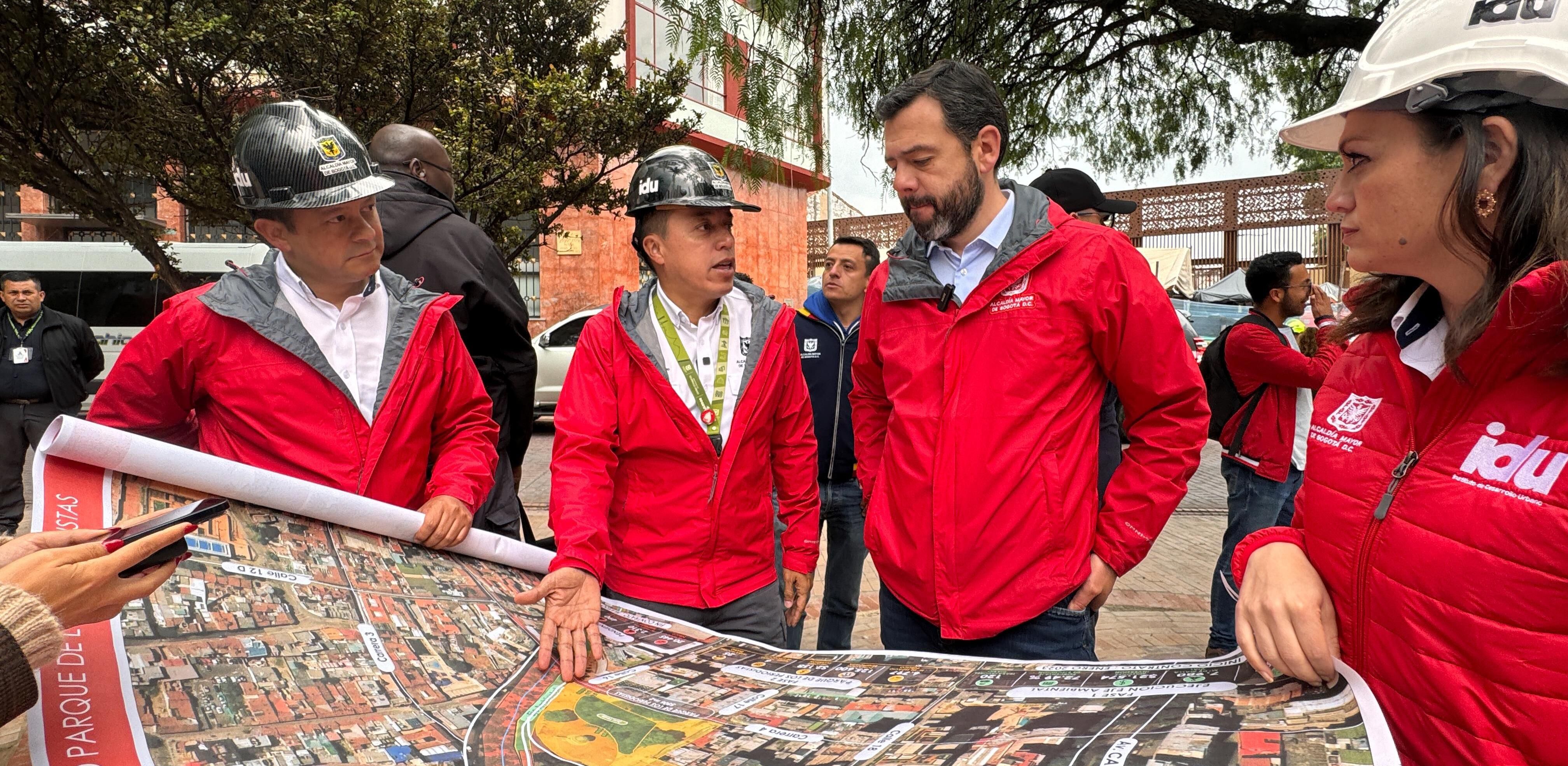 El alcalde, Carlos Fernando Galán, y el director del IDU, Orlando Molano,revisan junto a parque del equipo directivo del IDU los avances de la intervención al Eje Ambiental