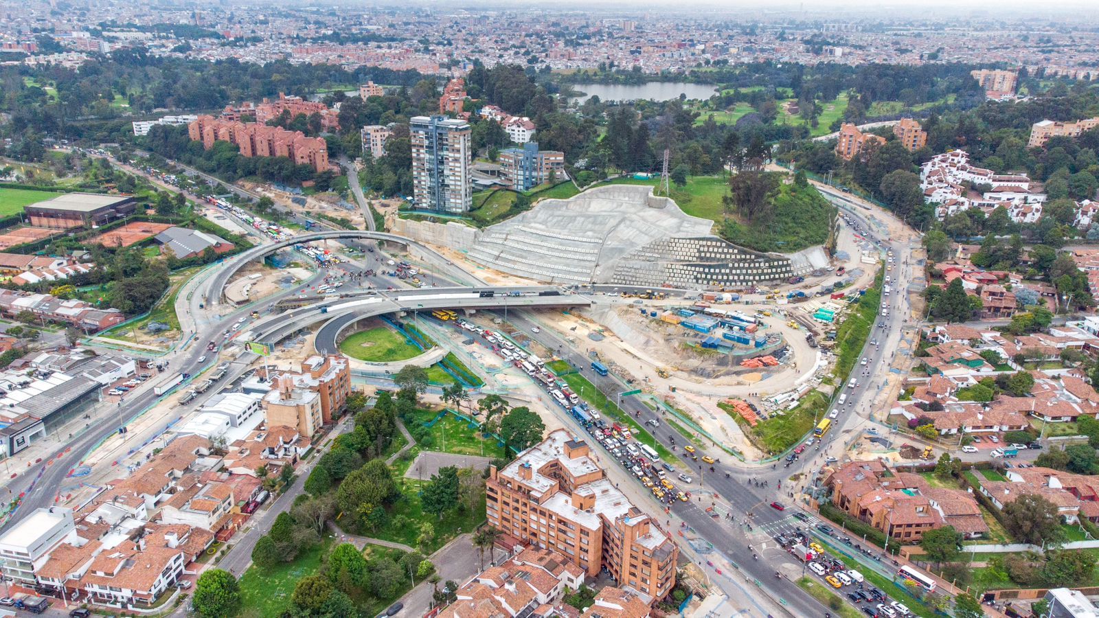 Imagen panorámica de la intersección de la avenida Rincón con calle 127, donde avanza la construcción de los tres puentes que hacen parte del proyecto