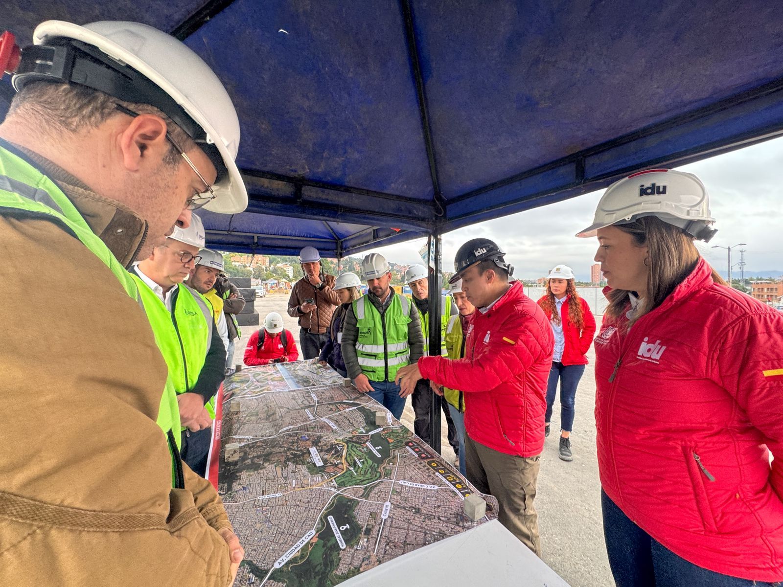 El director del IDU, Orlando Molano, supervisa las obras que se adelantan en los puentes