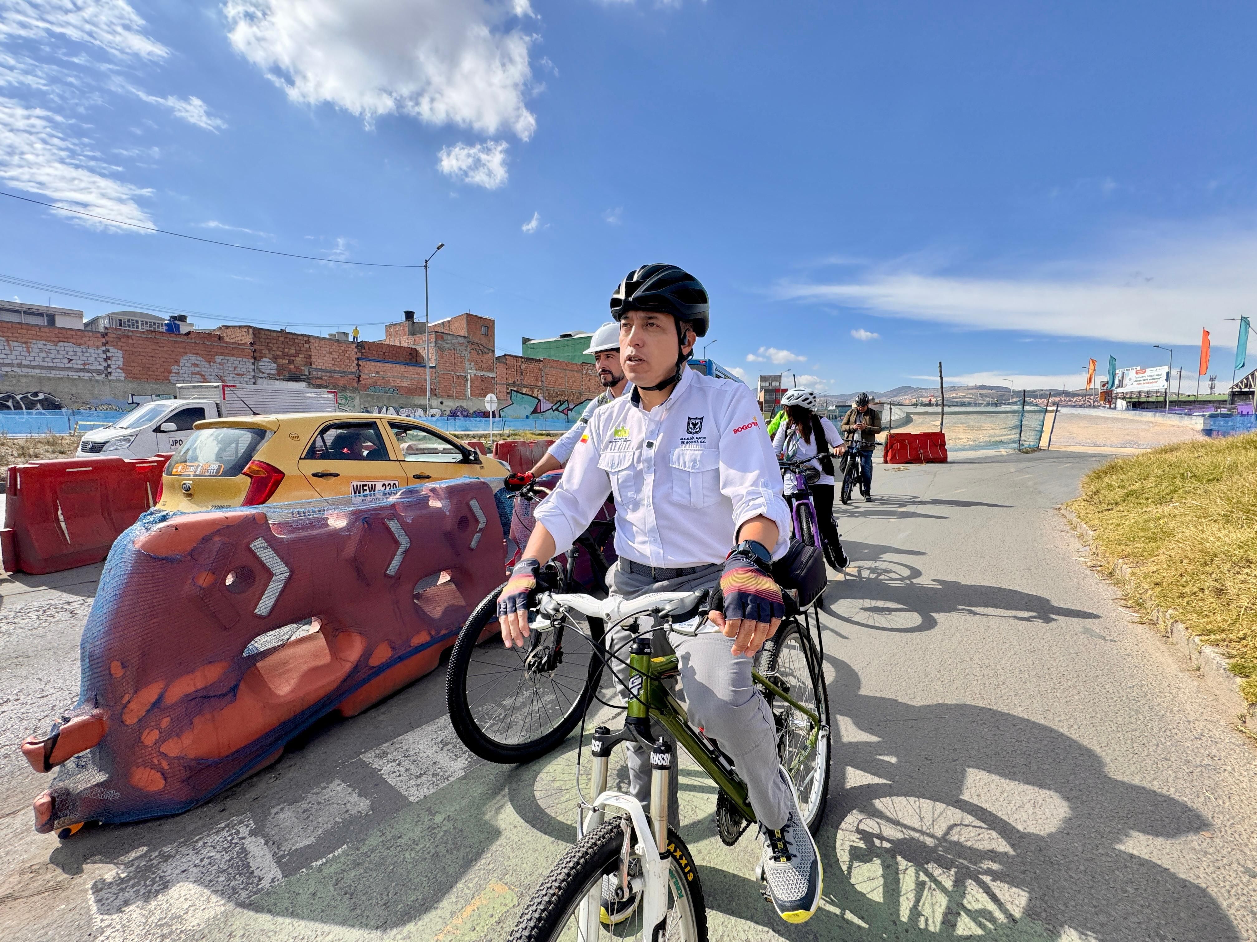 En bicicleta, el directpr del IDU, Orlando Molano, recorre la av. 68 y verifica los avances de las obras