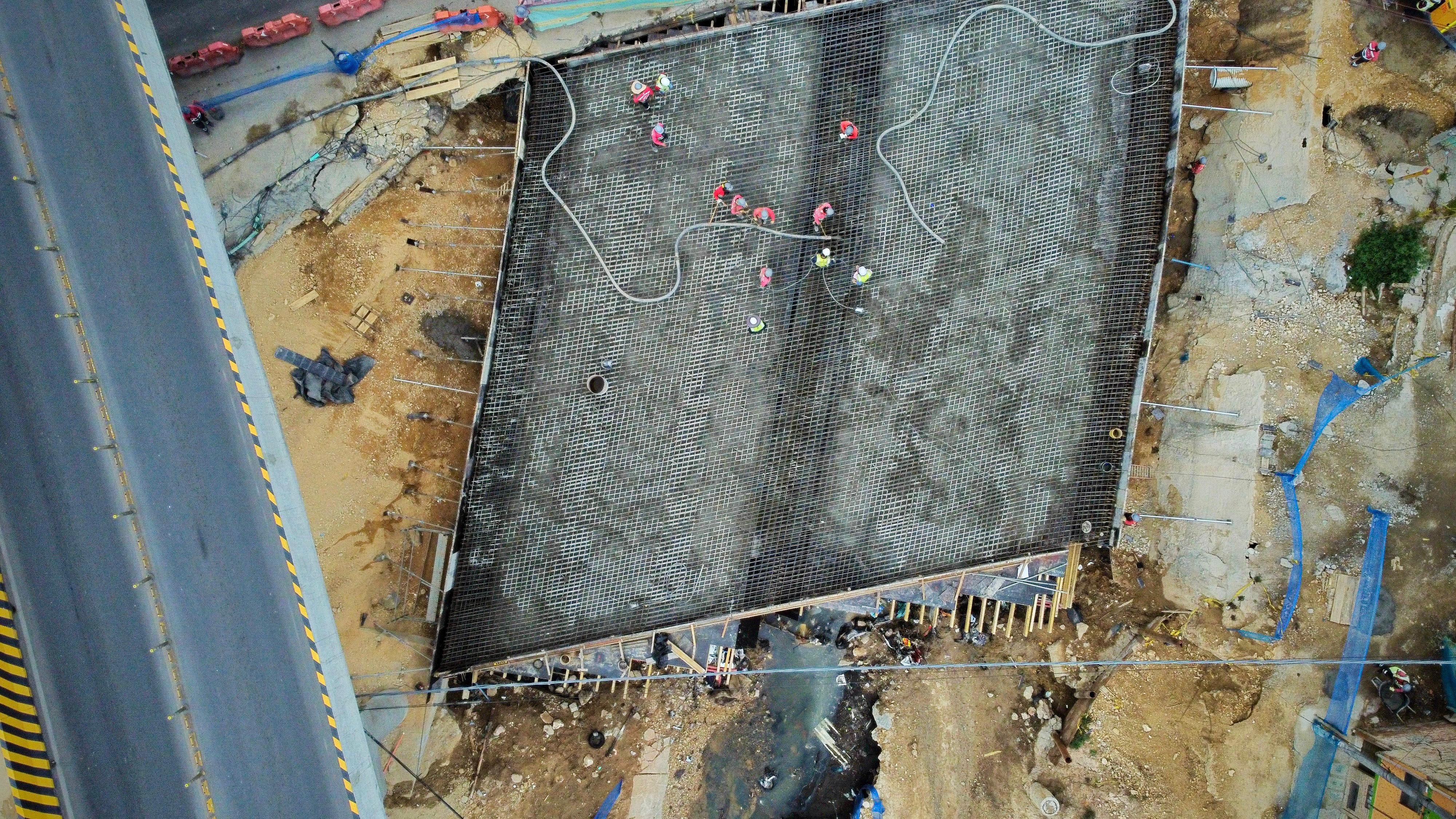 Imágen aérea que muestra una fundida de concreto en uno de los próximos espacios viales de la avenida 68