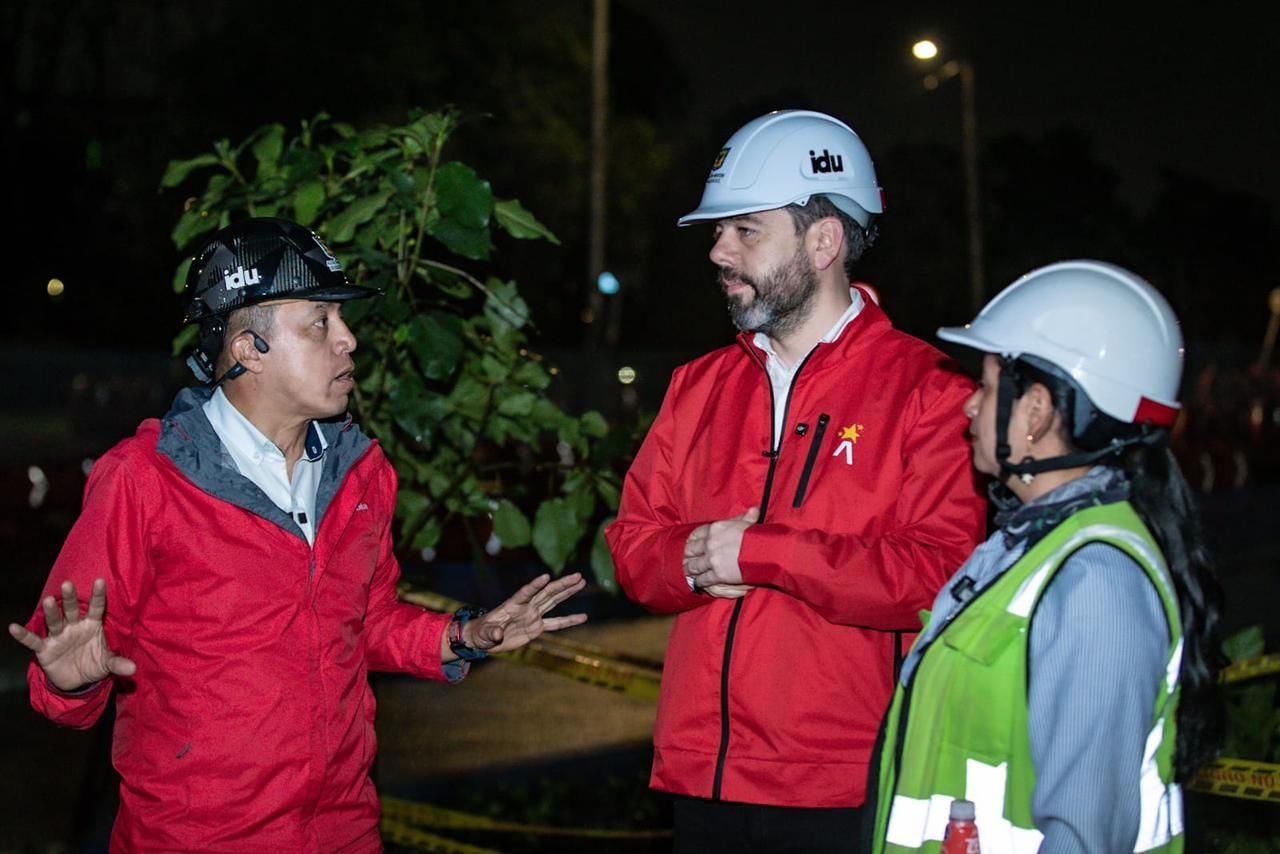 El alcalde, Carlos Fernando Galán, y el director del IDU, Orlando Molano, conversan con personas del contratista  para verificar los detalles ambientales del proyecto