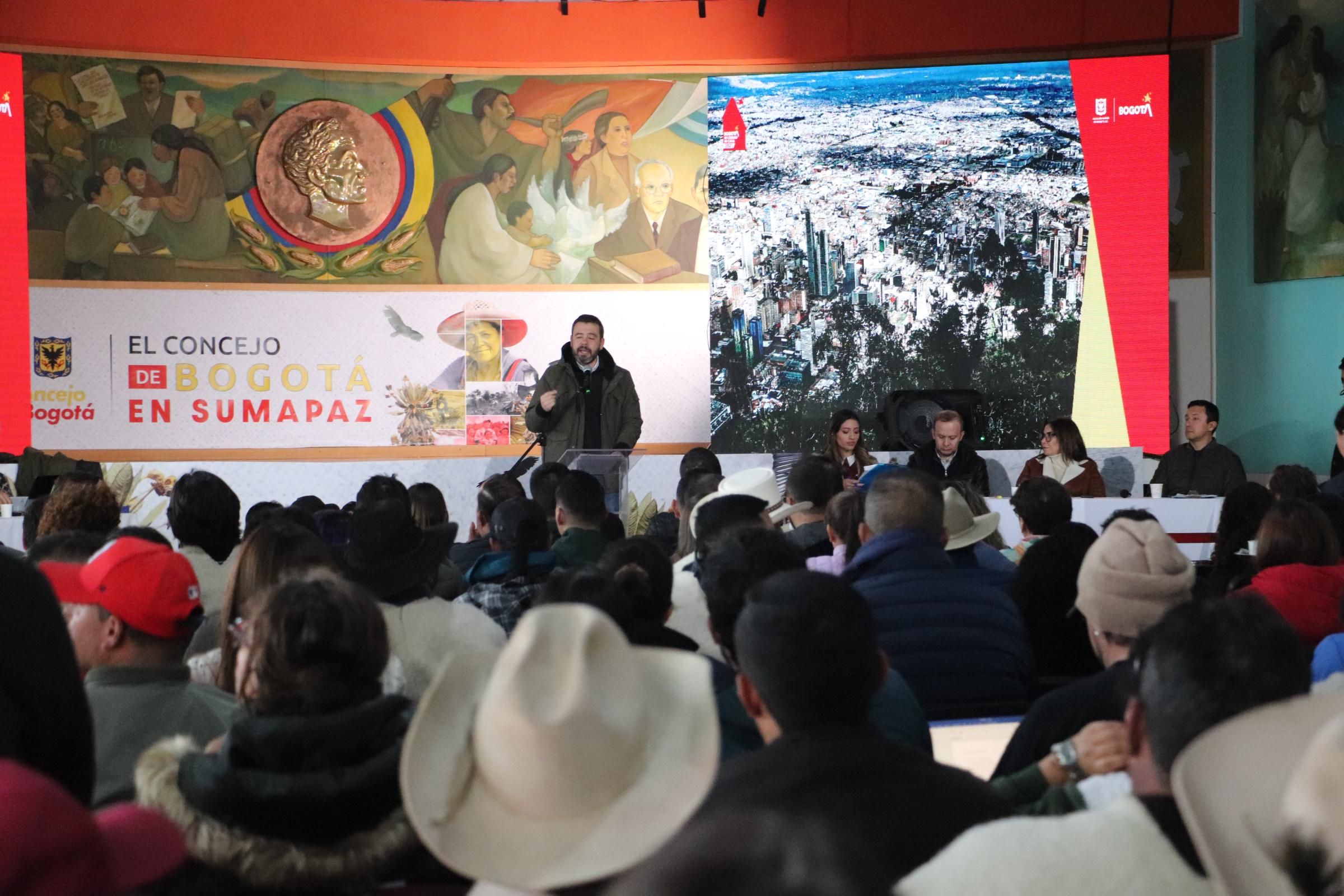 El alcalde, Carlos Fernando Galán, conversa con la comunidad de Sumapaz