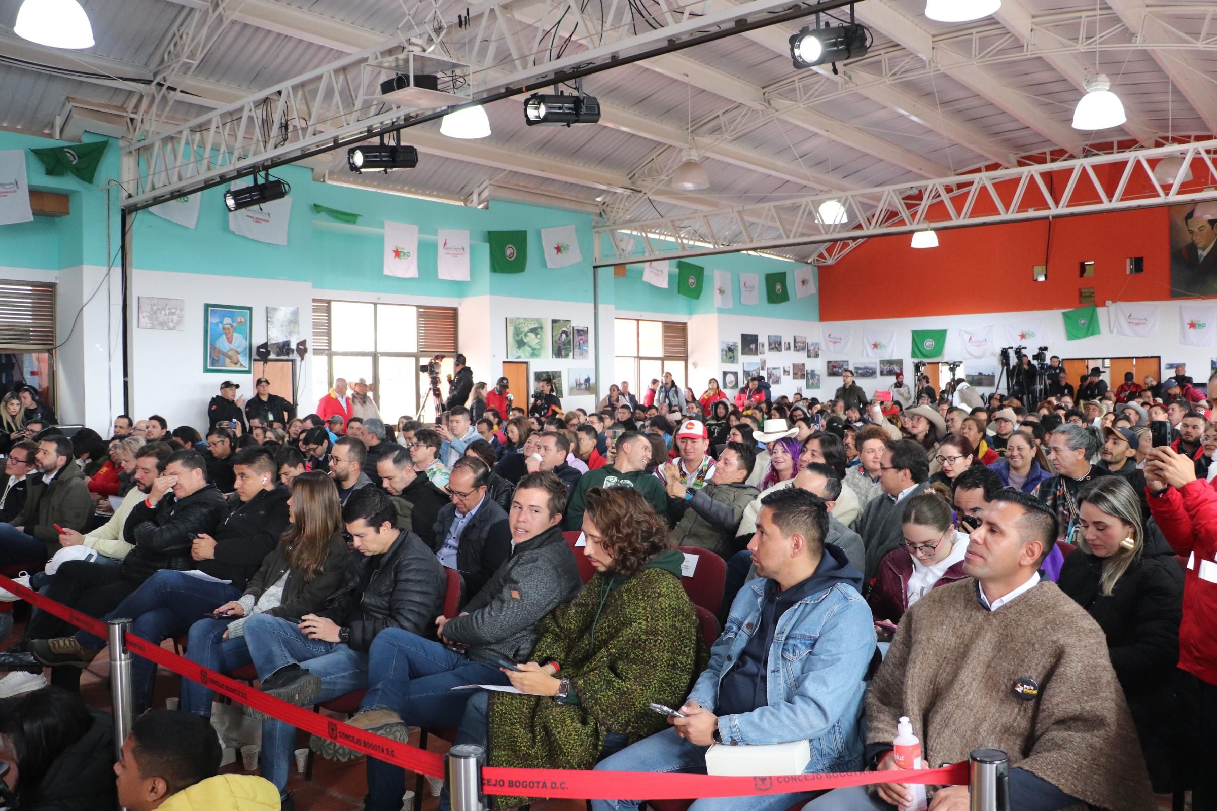 La comunidad atenta a la intervención del alcalde, Carlos Fernando Galán
