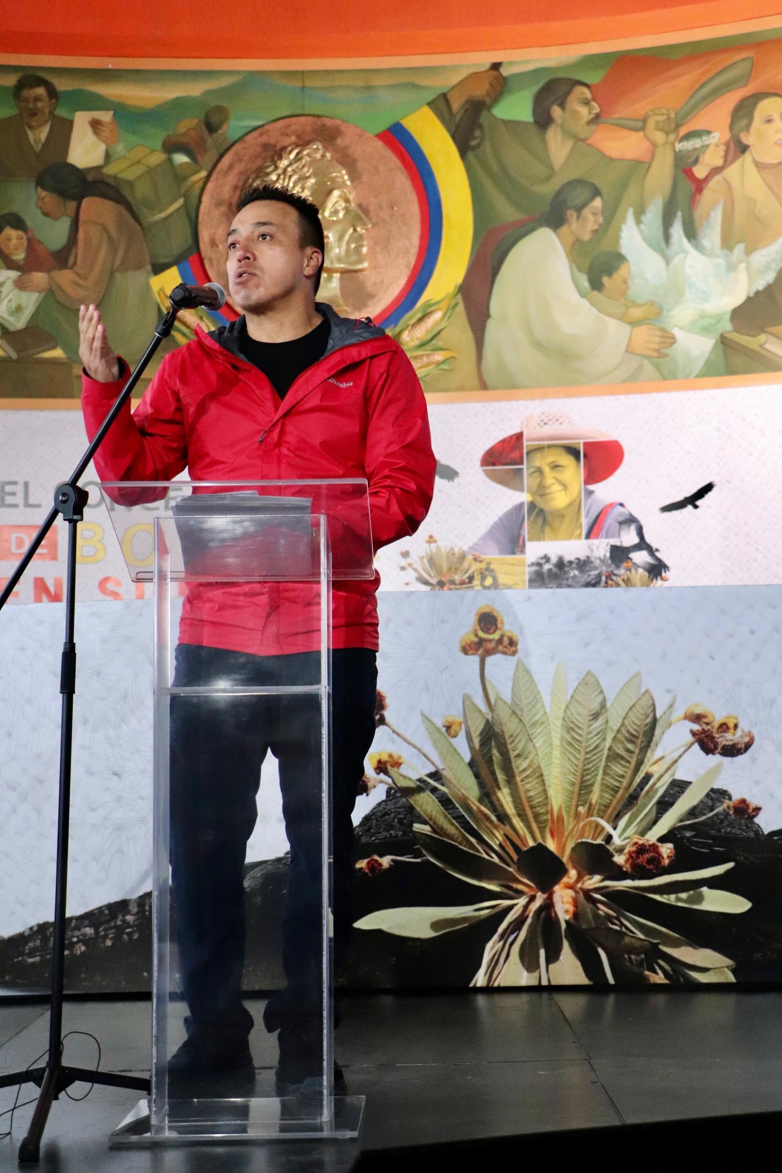 El director del IDU, Orlando Molano, se dirije a la comunidad de Sumapaz