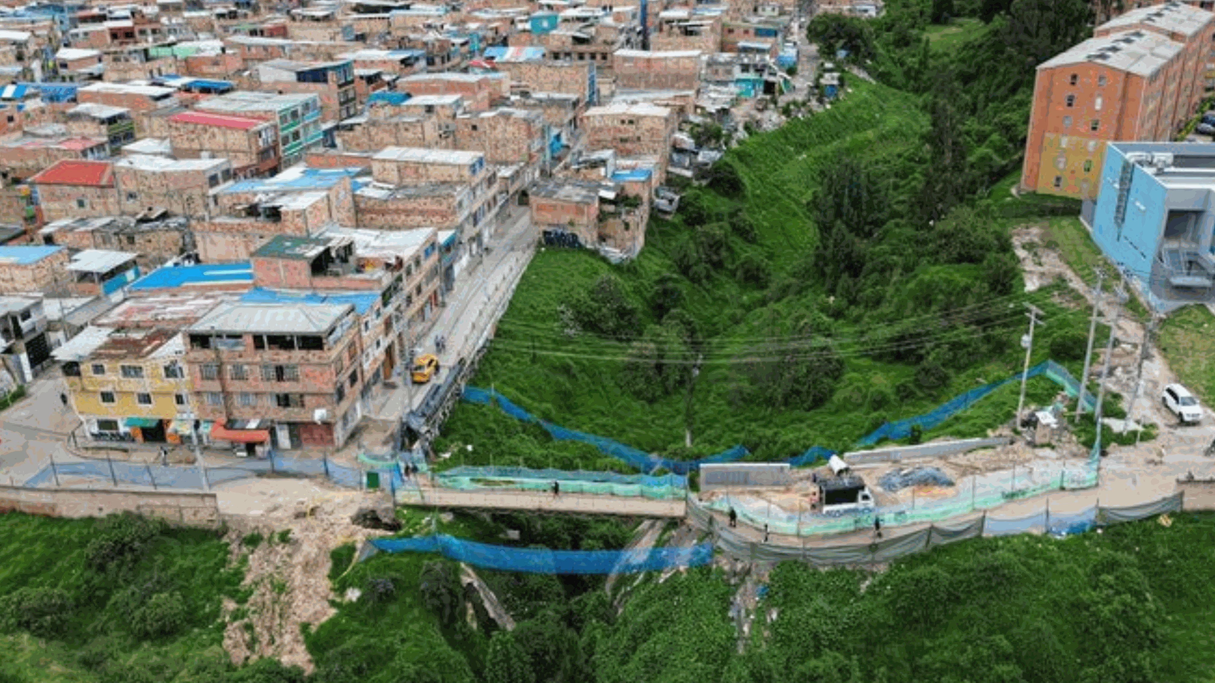 Puente vehicular sobre la quebrada Hoya del Ramo