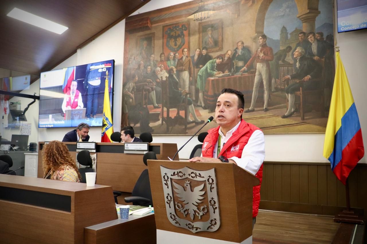 El director del IDU, Orlando Molano, se dirije al Concejo durante la presentación del balance de gestión de las obras de conservación ejecutadas en el 2024