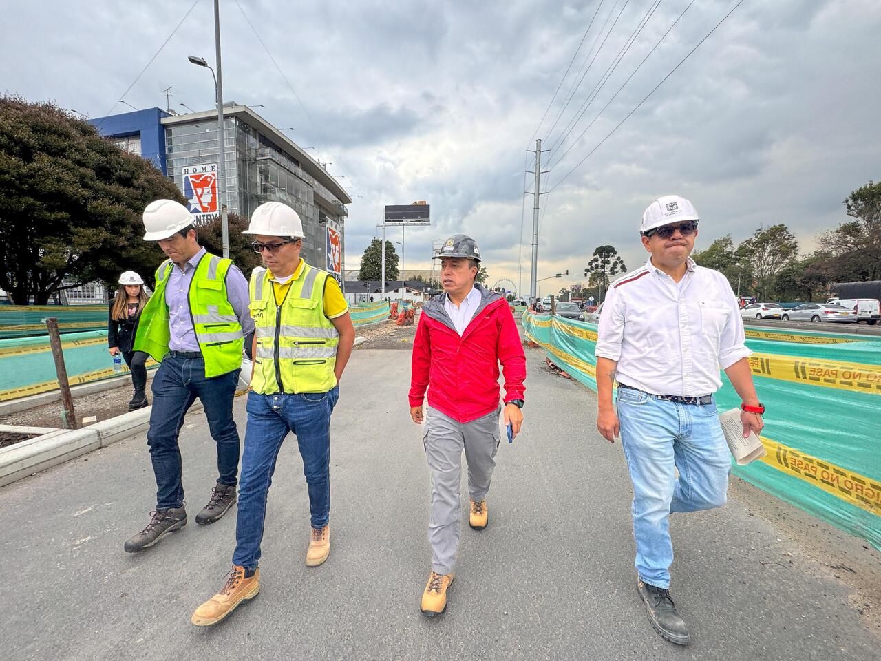 Director Orlando Molano recorriendo la obra junto a ingenieros de la troncal av 68 grupo 7