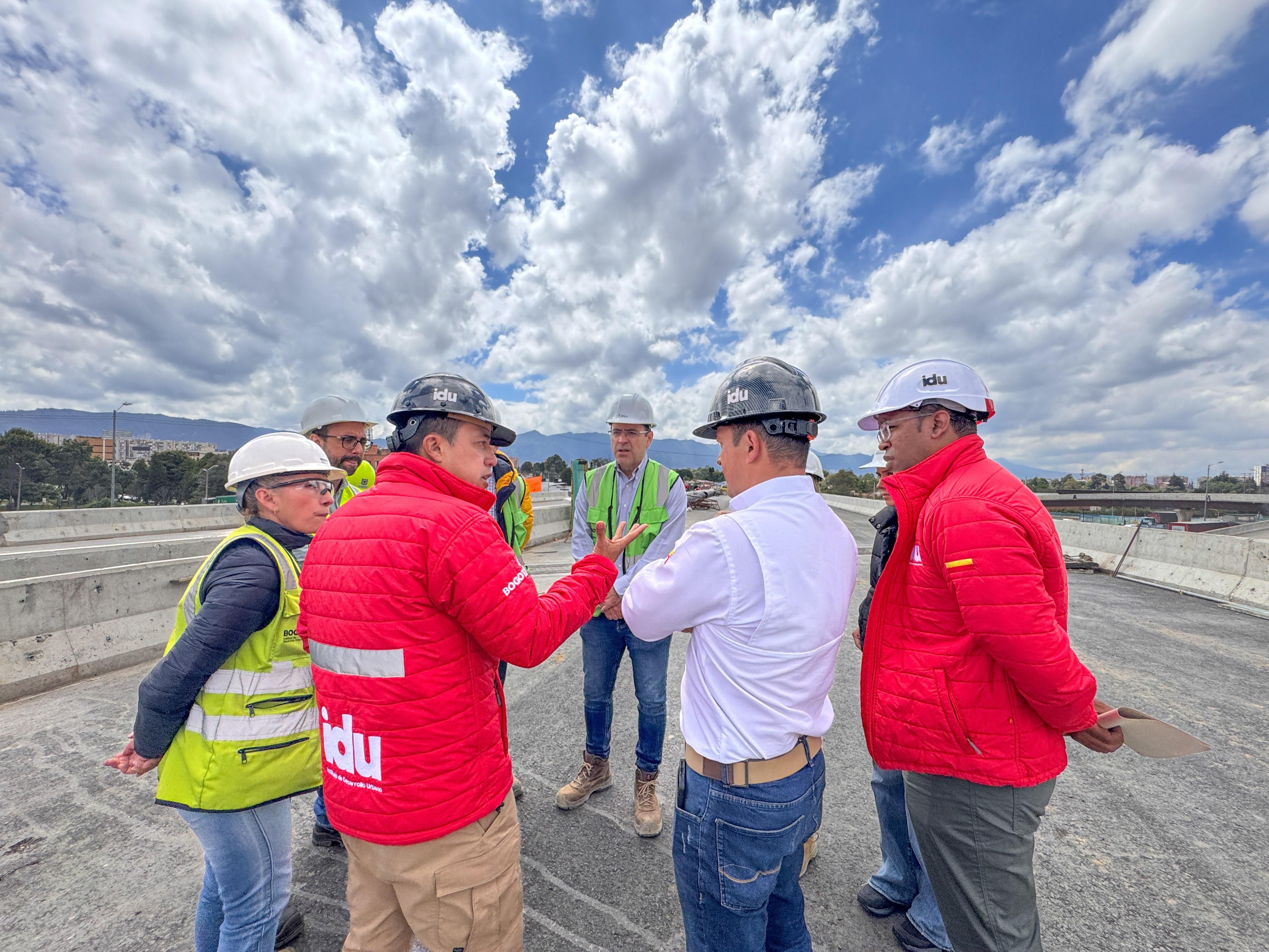 El director del IDU, Orlando Molano, conversa, en terreno, con los encargados de la construcción y su interventoría  en los puentes de la calle 127 con av. Boyacá