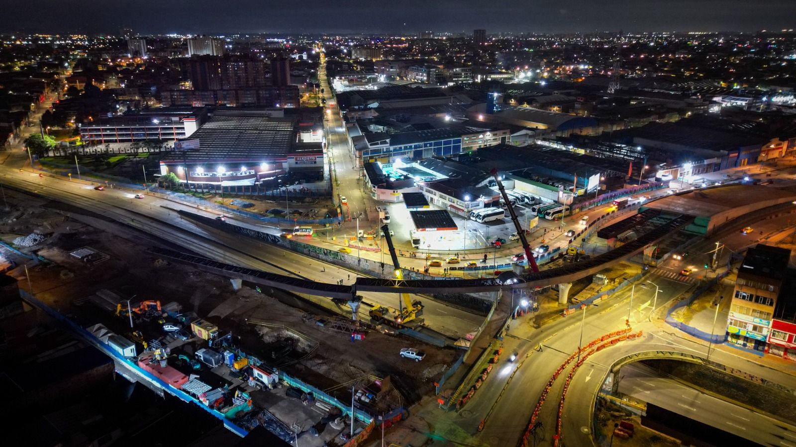 Panorámica nocturna en la que se evidencia el izaje de la viga sobre el sector de Venecia