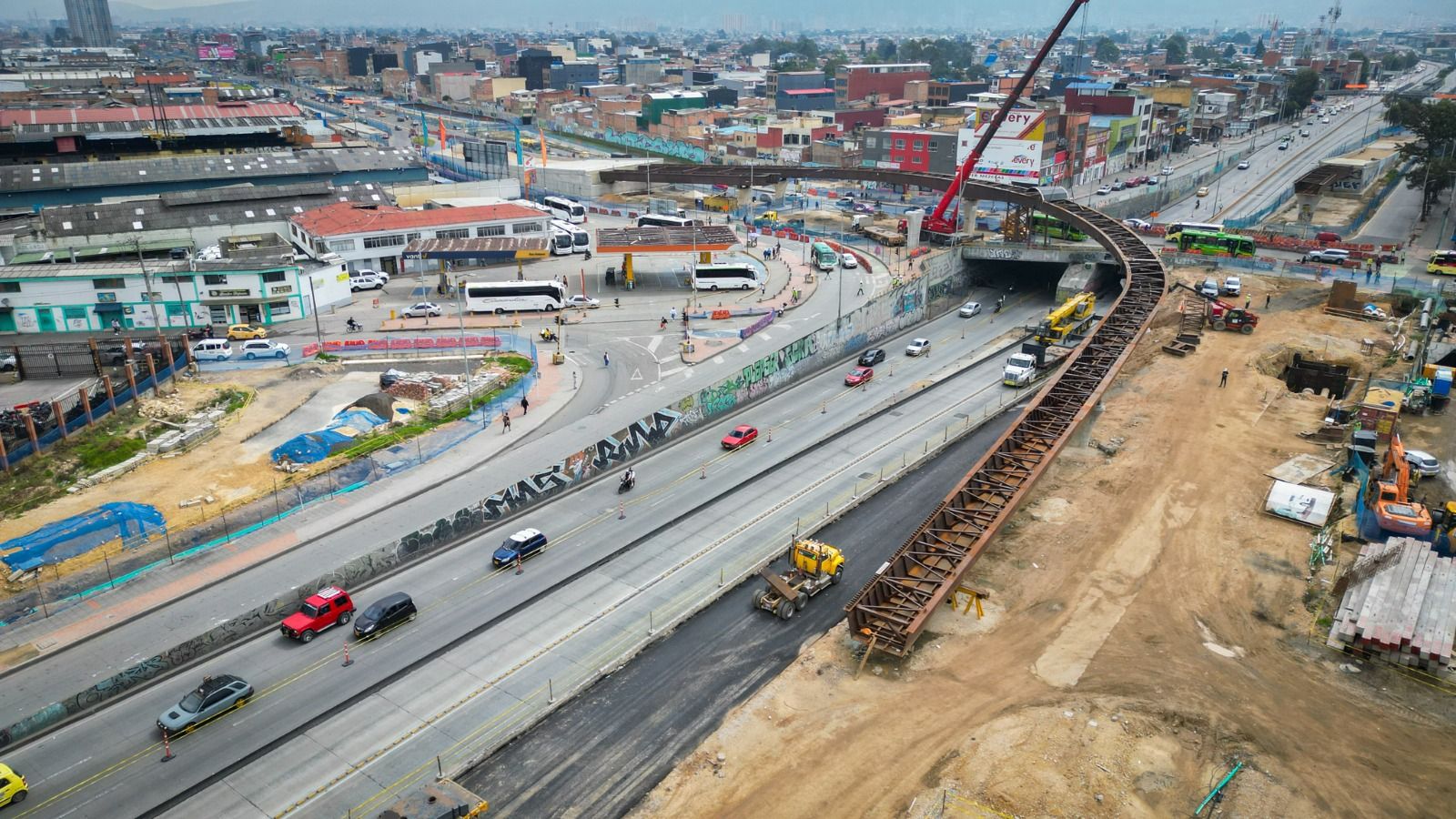 Al amanecer, finaliza el izaje de la viga