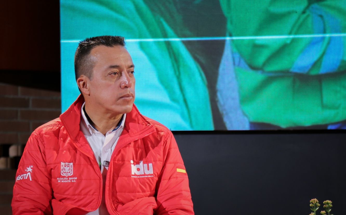 El director del IDU, Orlando Molano, atiende a las inquietudes de la ciudadanía