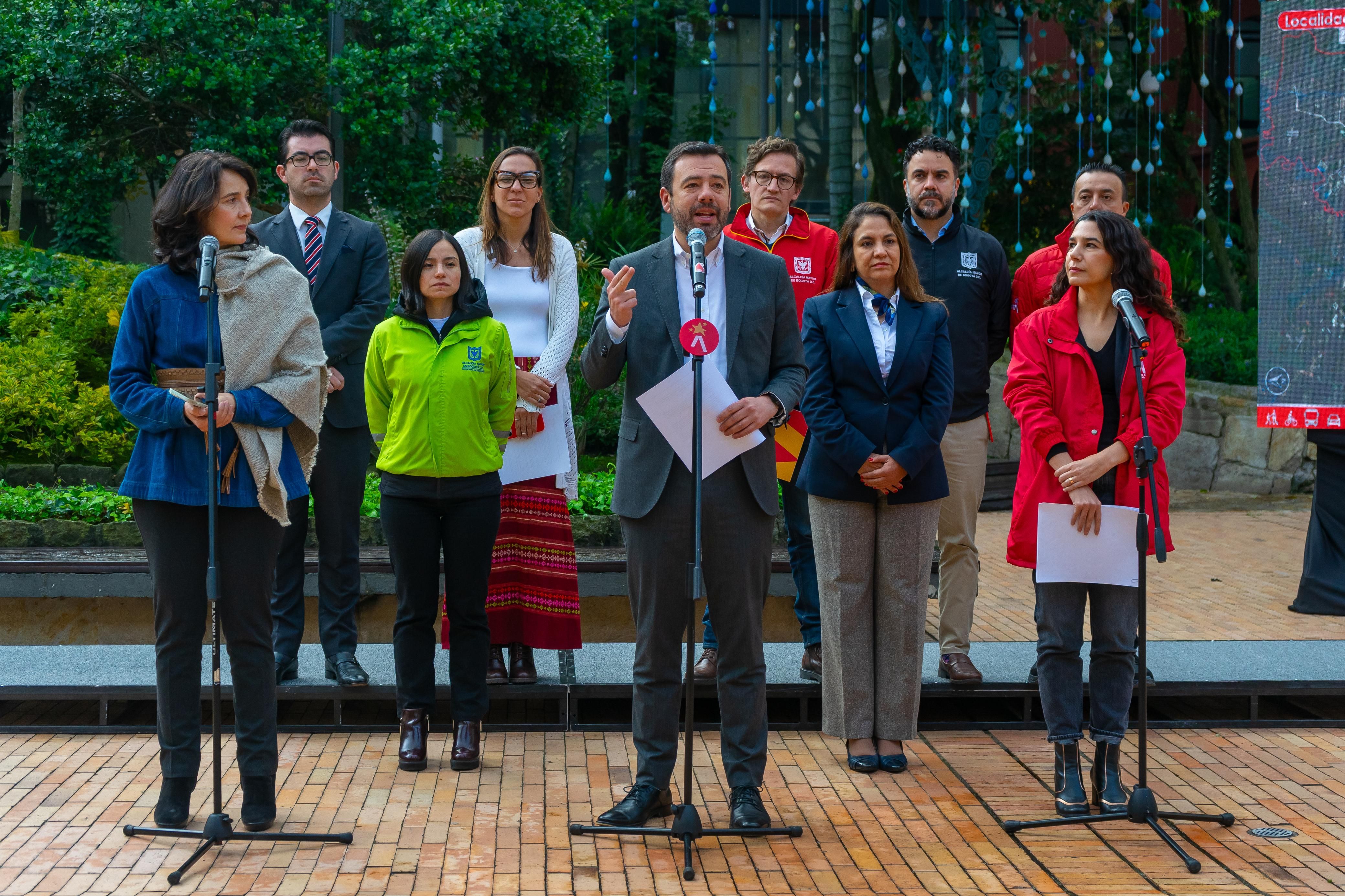 El alcalde, Carlos Fernando Galán, en rueda de prensa junto a varios miembros de su gabinete