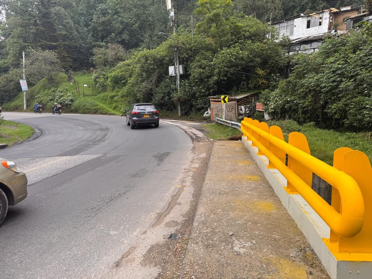 La baranda occidental sobre el río Arzobispo reforzada y pintada