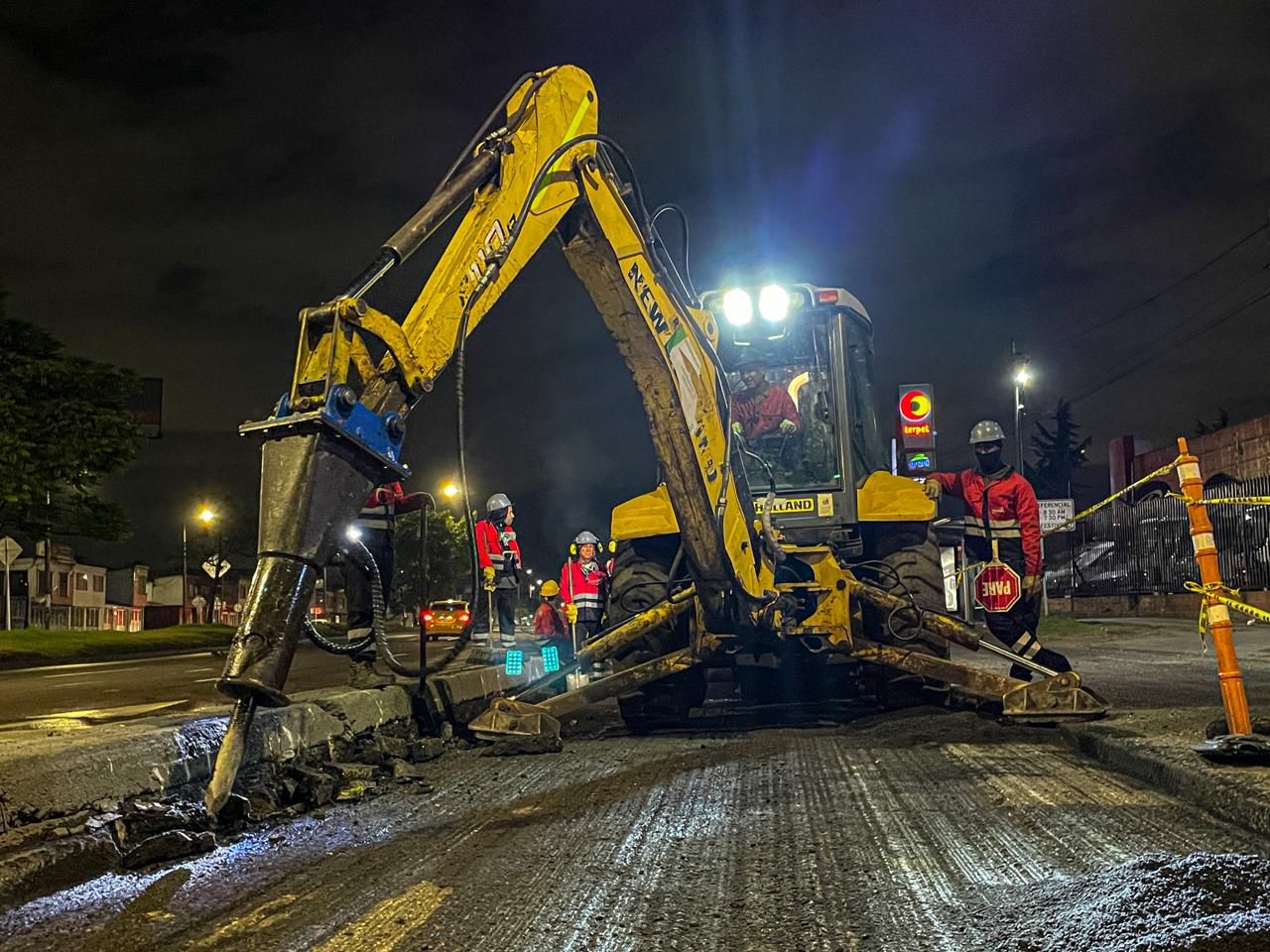 Un grupo de trabajadores de mantenimiento vial durante la jornada nocturna