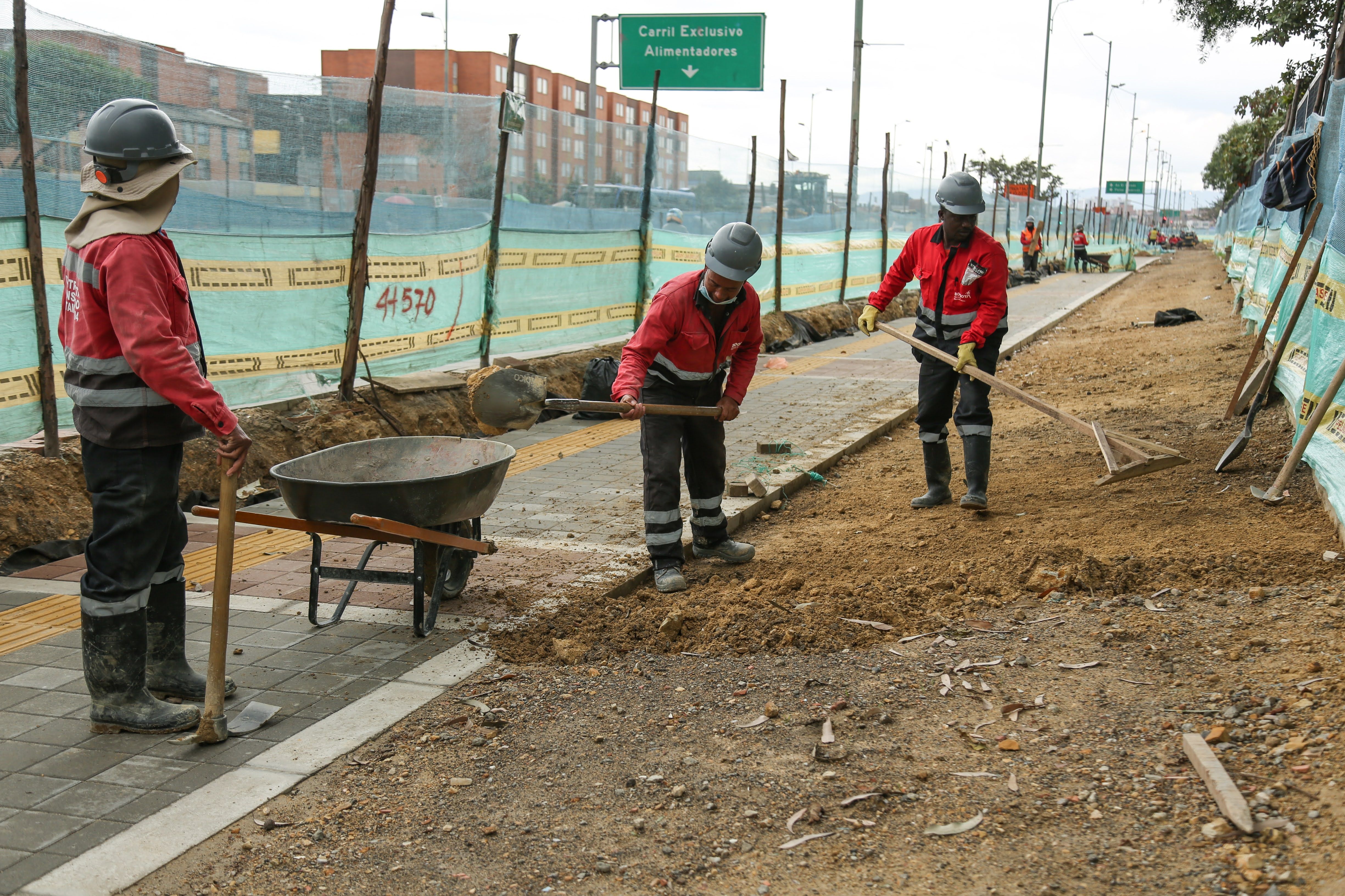Trabajadores del grupo 2 de la avenida Ciudad de Cali durante la construcción de espacio público