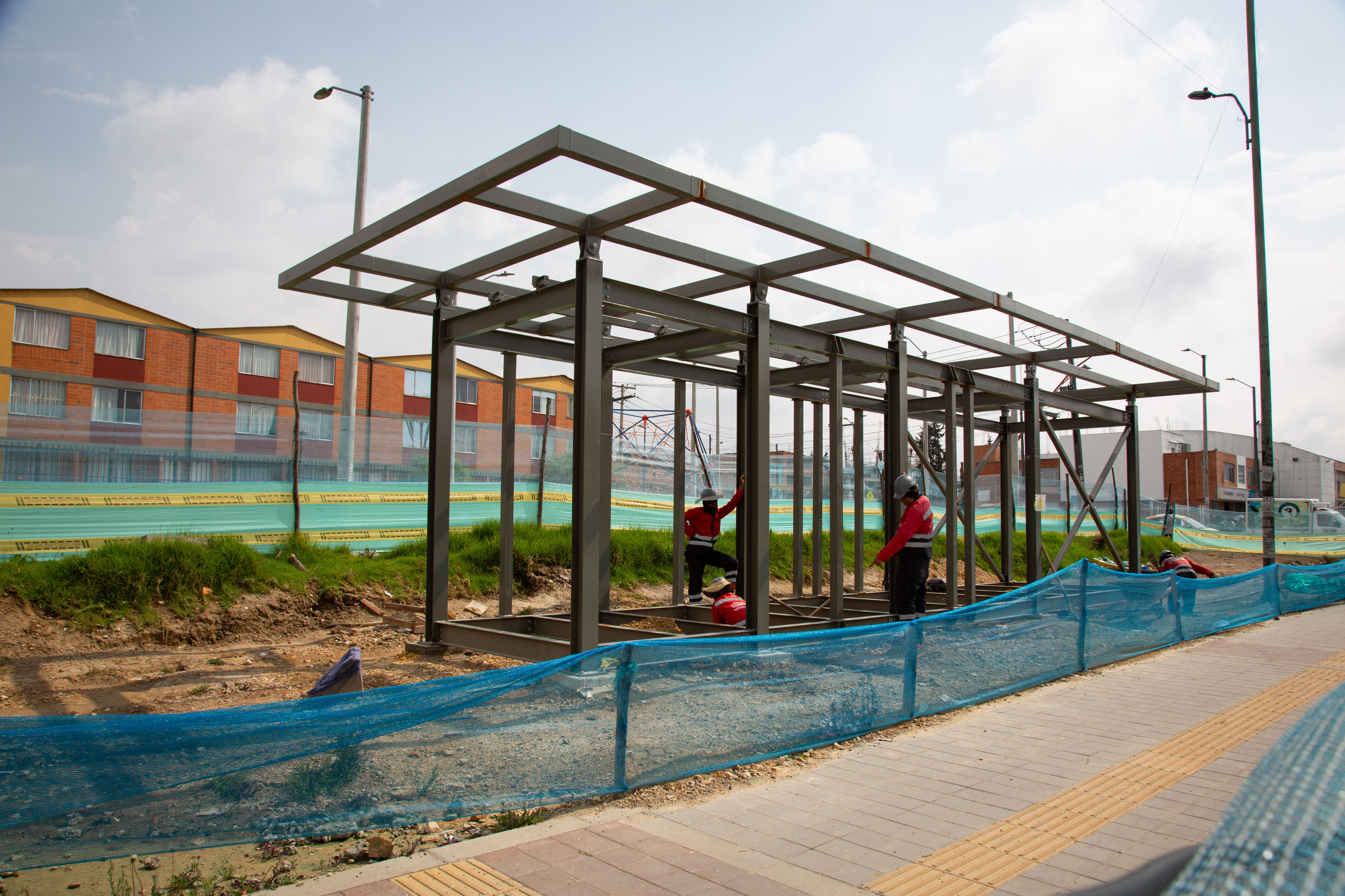 Trabajadores de la construcción del grupo 2 Ciudad de Cali en una estructura de una futura estaciòn de TransMilenio